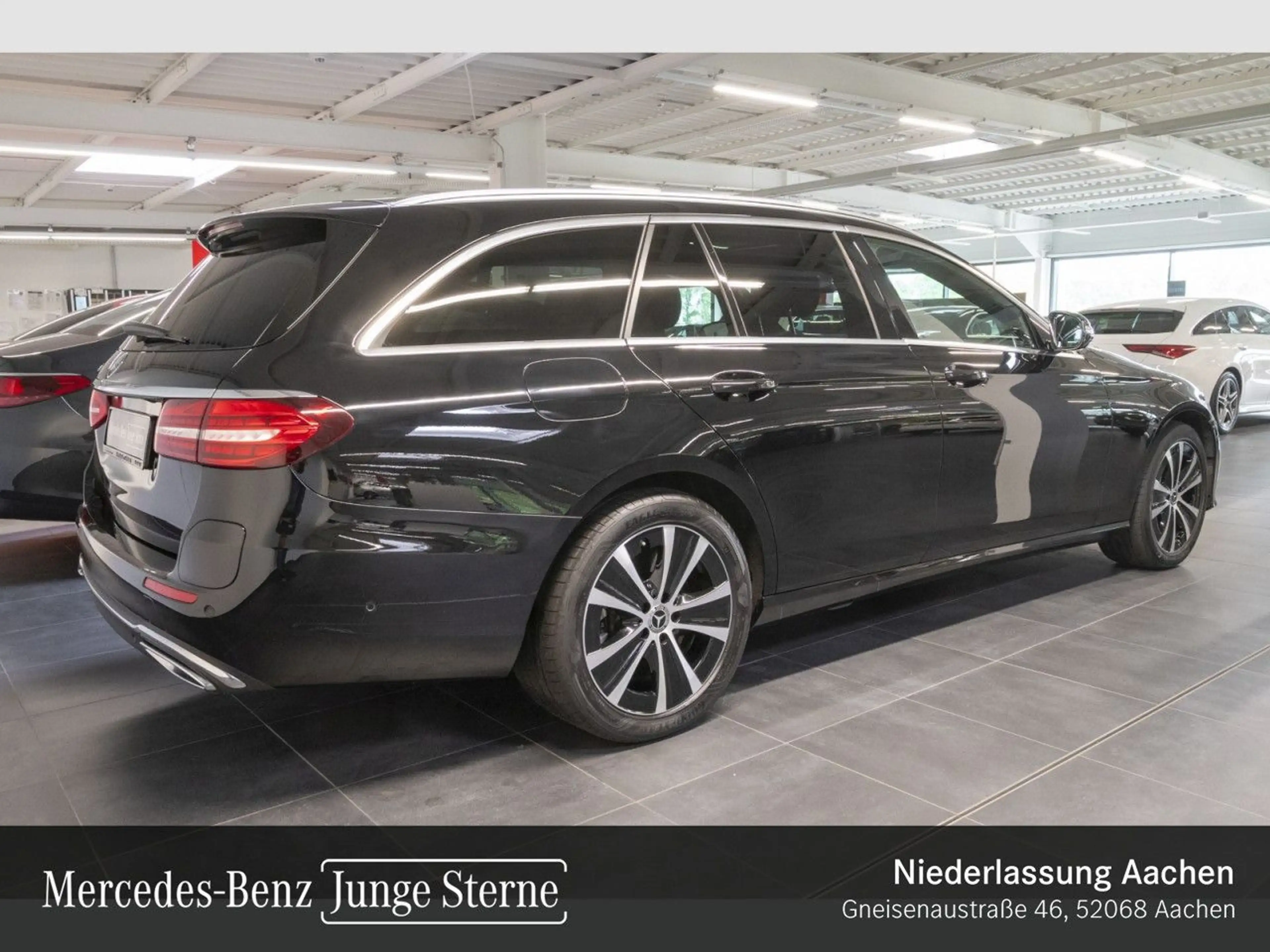 Mercedes-Benz E 300 de T AVANTG+PANO+AHK+LED+FAHRASS+BURMESTER — photo 3
