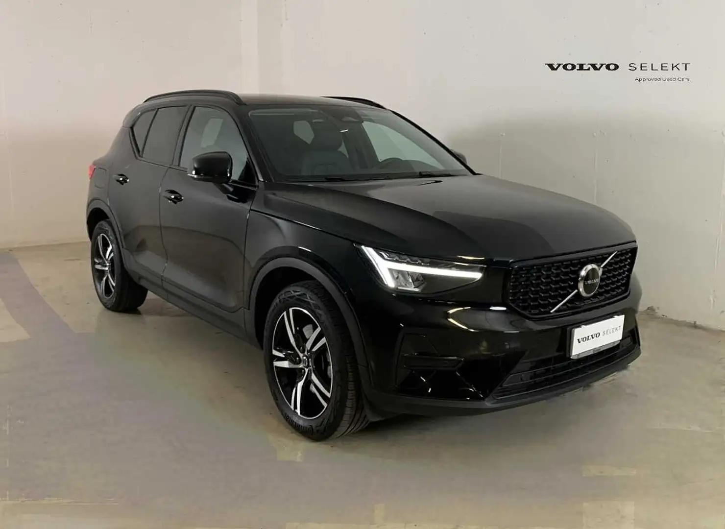 Volvo XC40 Plus, B4 AWD mild hybrid , Benzina, Dark Nero - 1
