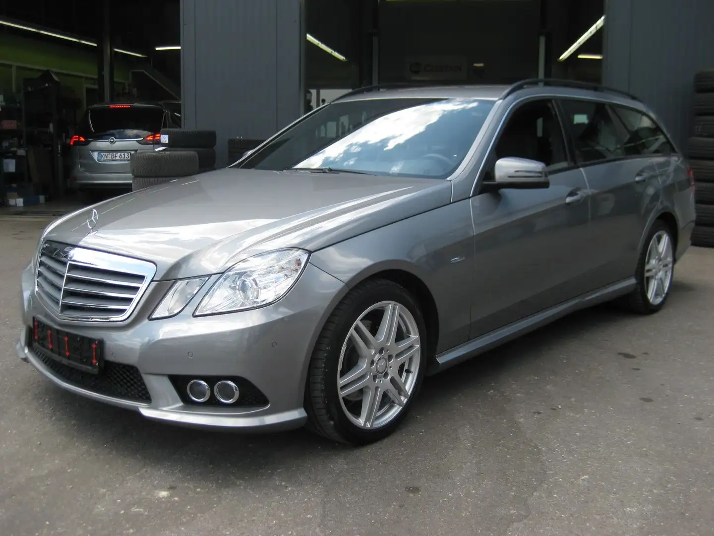 Mercedes-Benz E 200 T-Modell AMG LINE Argent - 1