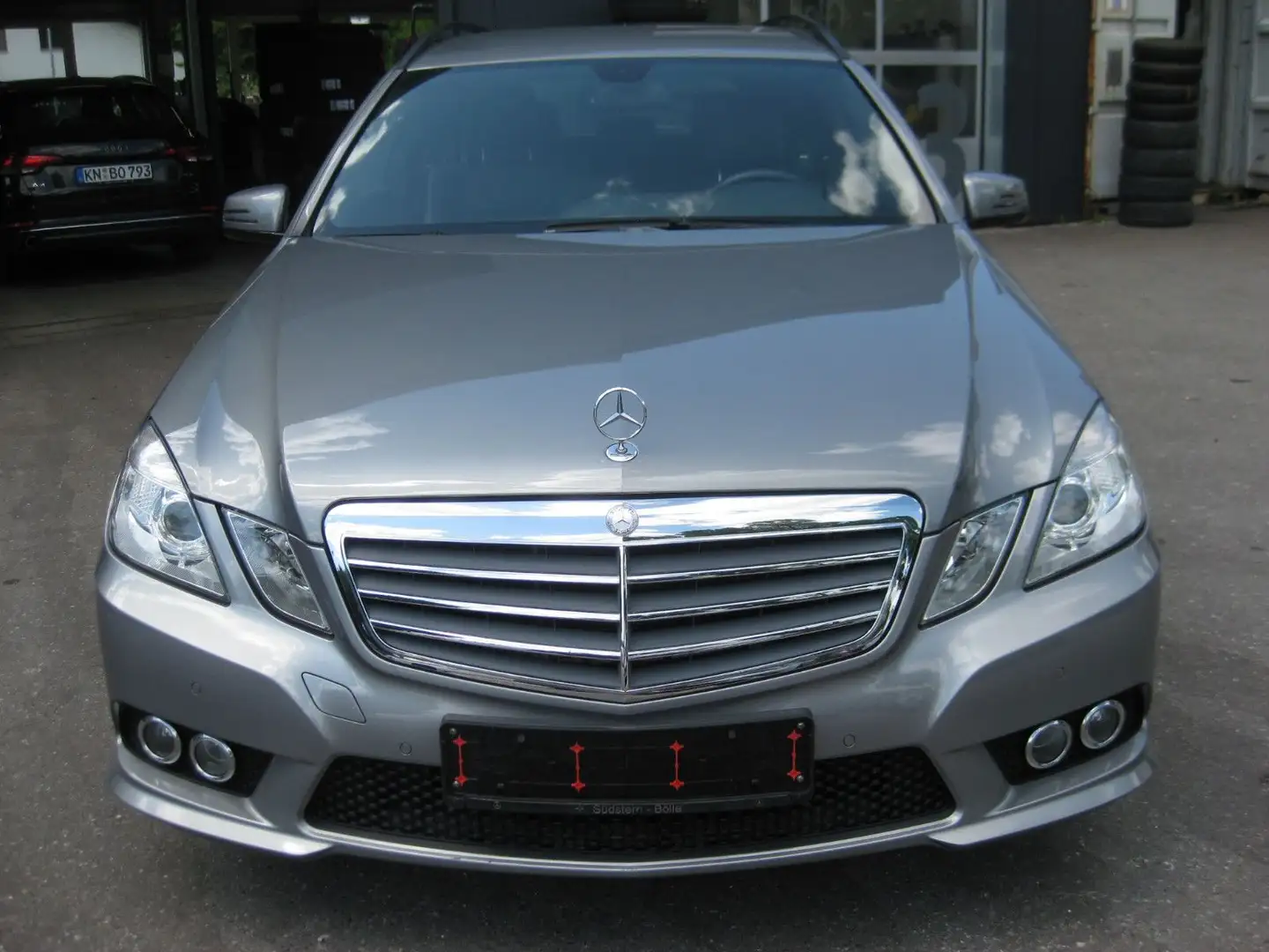 Mercedes-Benz E 200 T-Modell AMG LINE Argent - 2