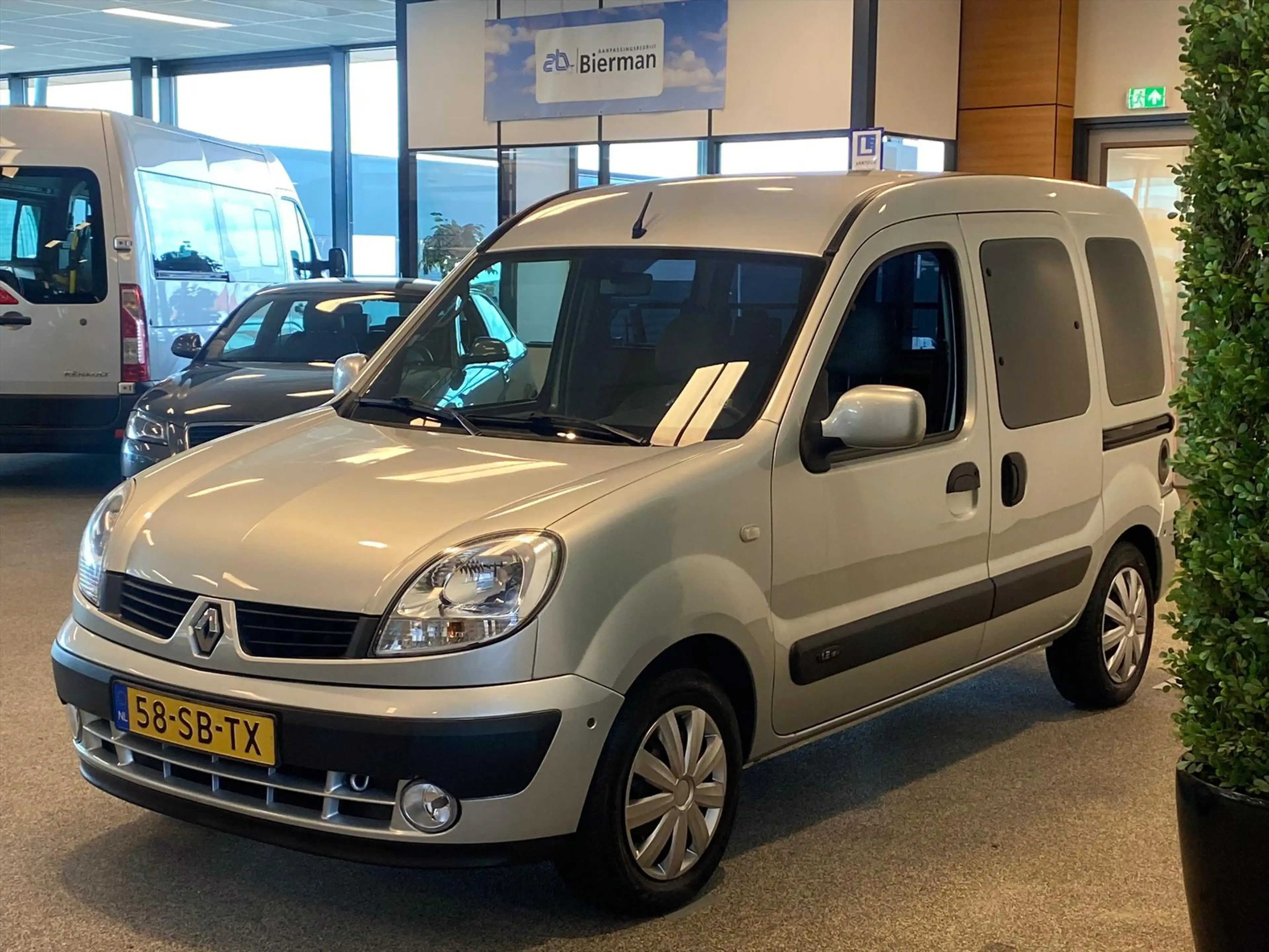 Renault Kangoo Rolstoelauto 3+1 — photo 12