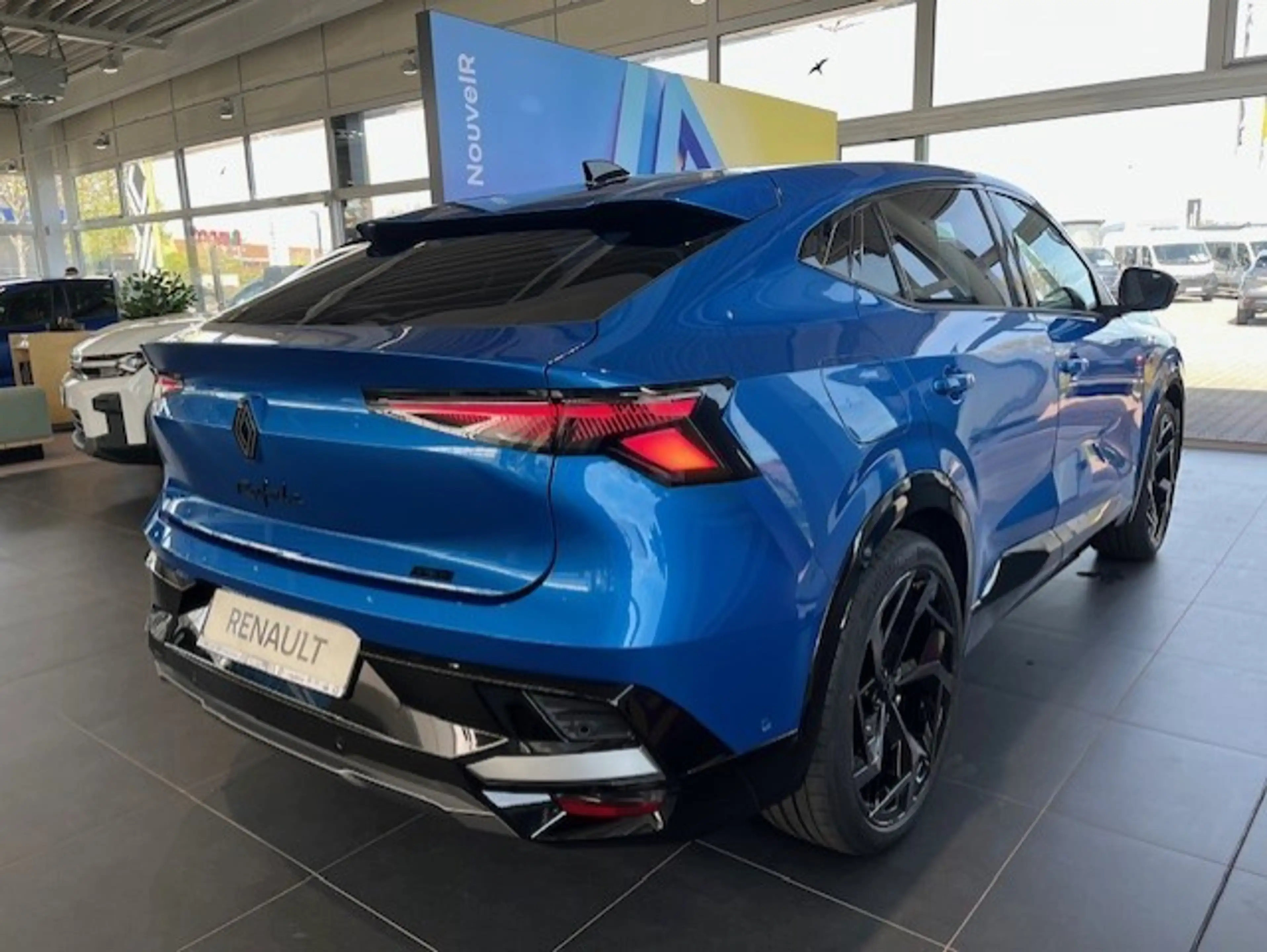 Renault Rafale Atelier Alpine Hyper Hybrid E-Tech 4x4 — photo 4