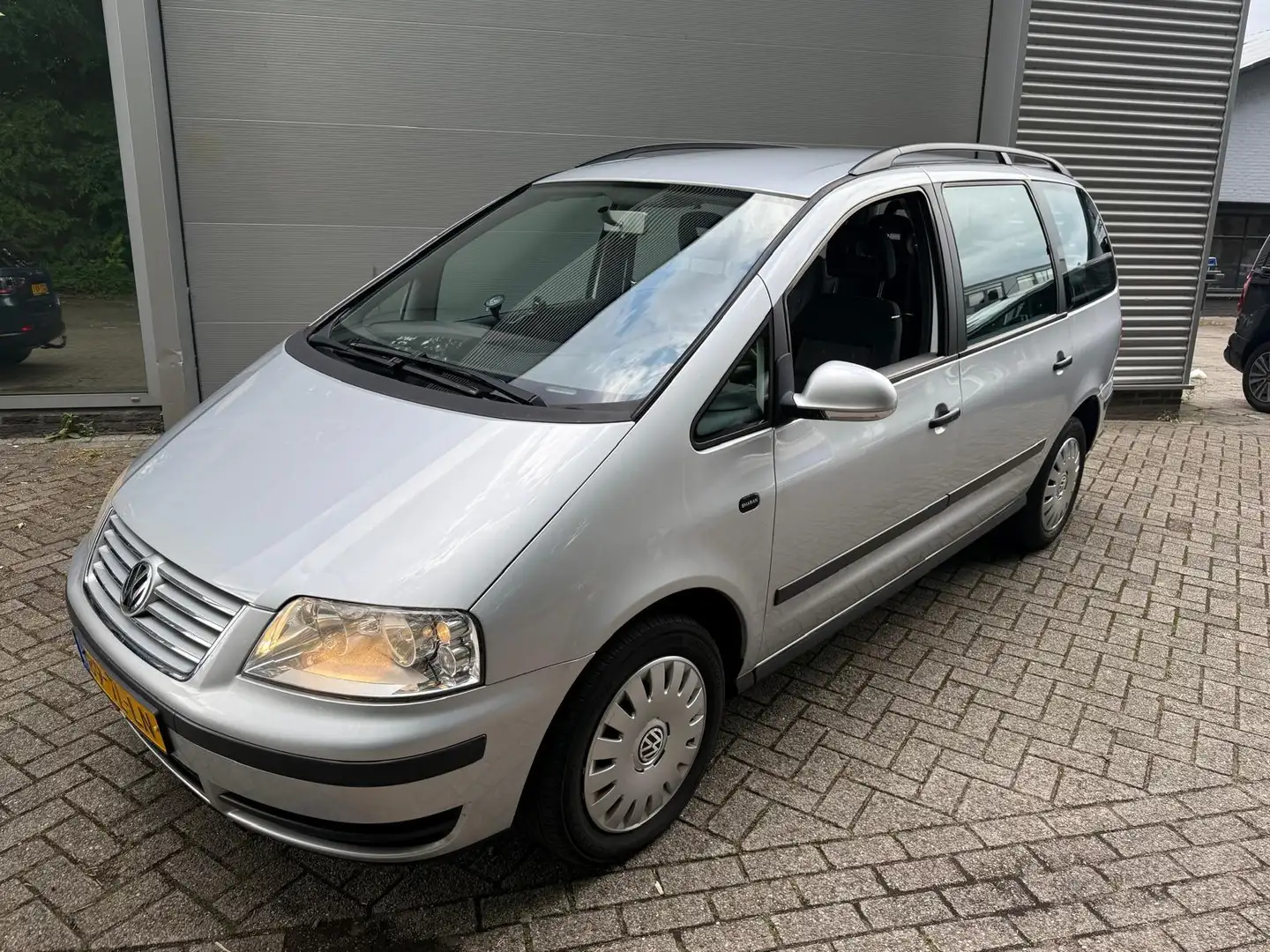 Volkswagen Sharan 2.0 Trendline / AUTOMAAT / 7 ZITTER / NETTE AUTO / Grijs - 2