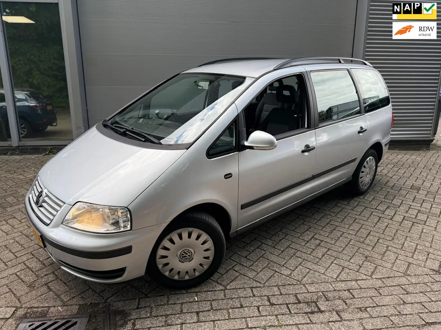 Volkswagen Sharan 2.0 Trendline / AUTOMAAT / 7 ZITTER / NETTE AUTO / Grijs - 1