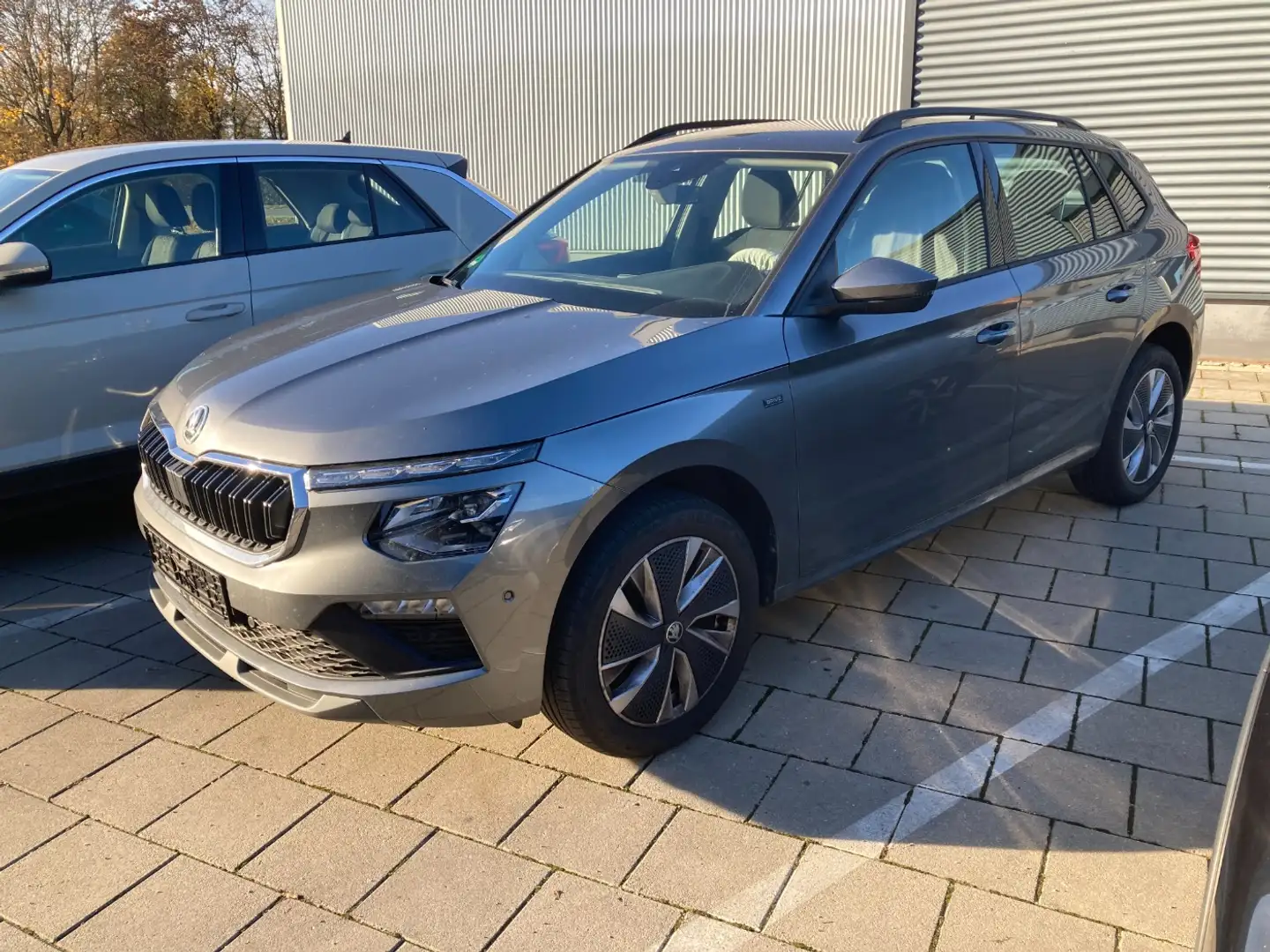 Skoda Kamiq Drive 1.5 TSI LED.DSG.NAV.AHK.SignA.LaneA.DriverA. Grau - 2