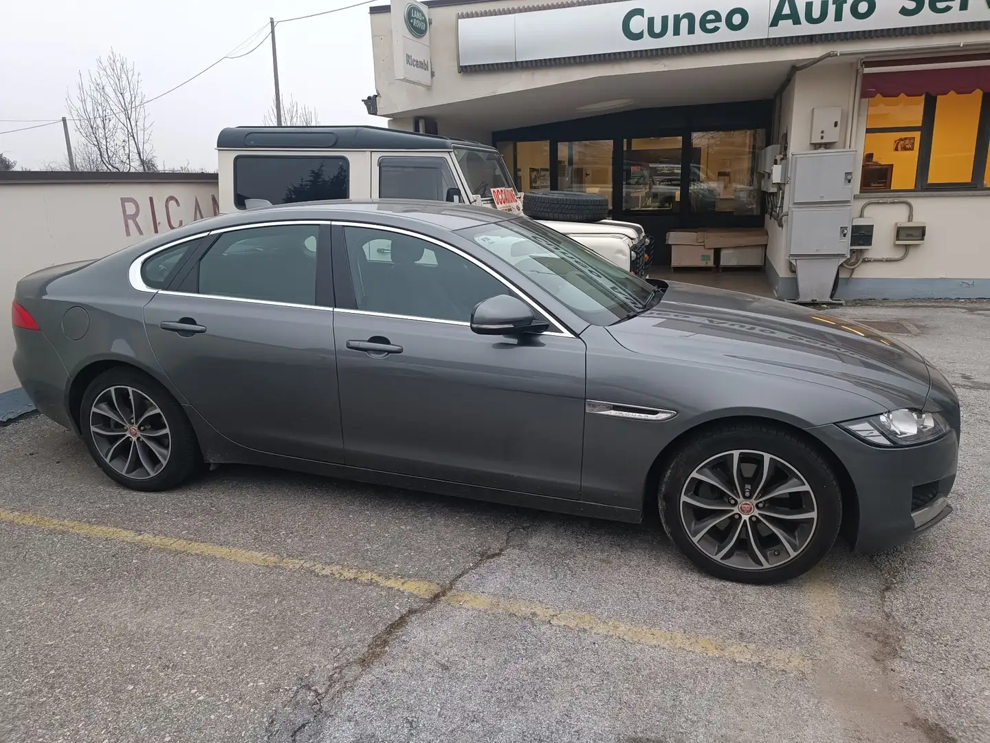 Jaguar XF 2.0d Pure 180cv auto Stříbrná - 2