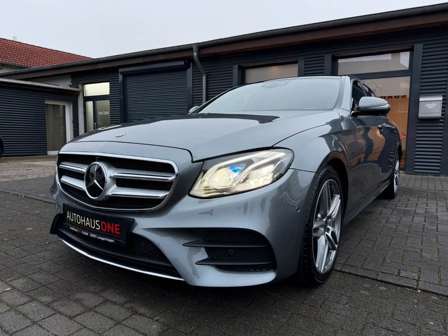 Mercedes-Benz E 400 d 4Matic AMG/WIDESCREEN/PANORAMA Grau - 1