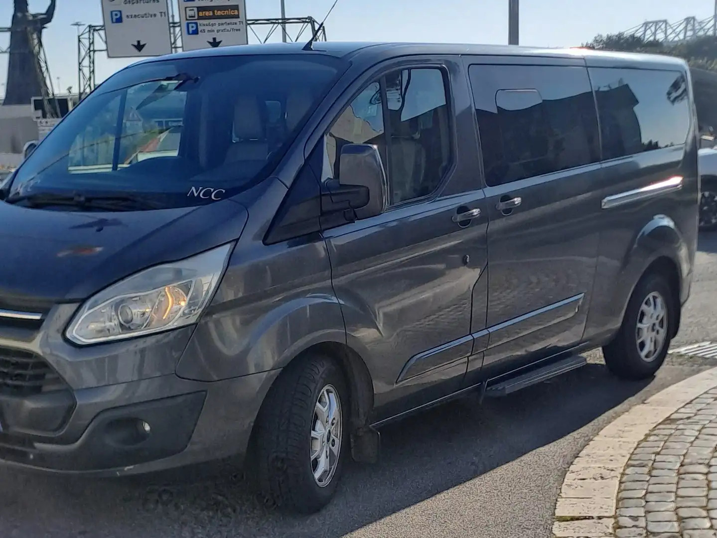 Ford Tourneo Custom Van 9 posti 2.2 diesel Grigio - 2