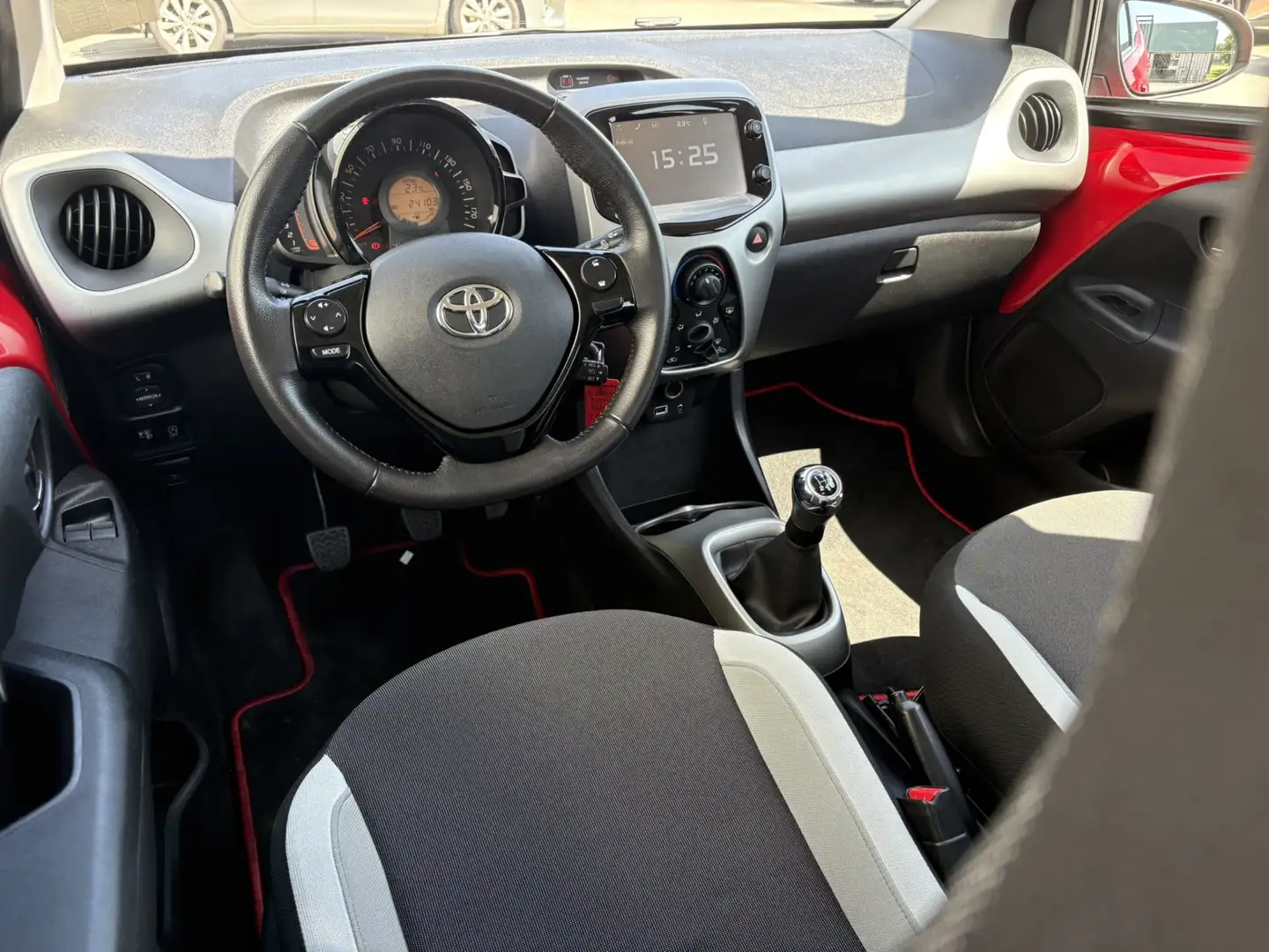 Toyota Aygo 1.0 VVT-i x-play | Achteruitrijcamera | Elektrisch Rood - 2