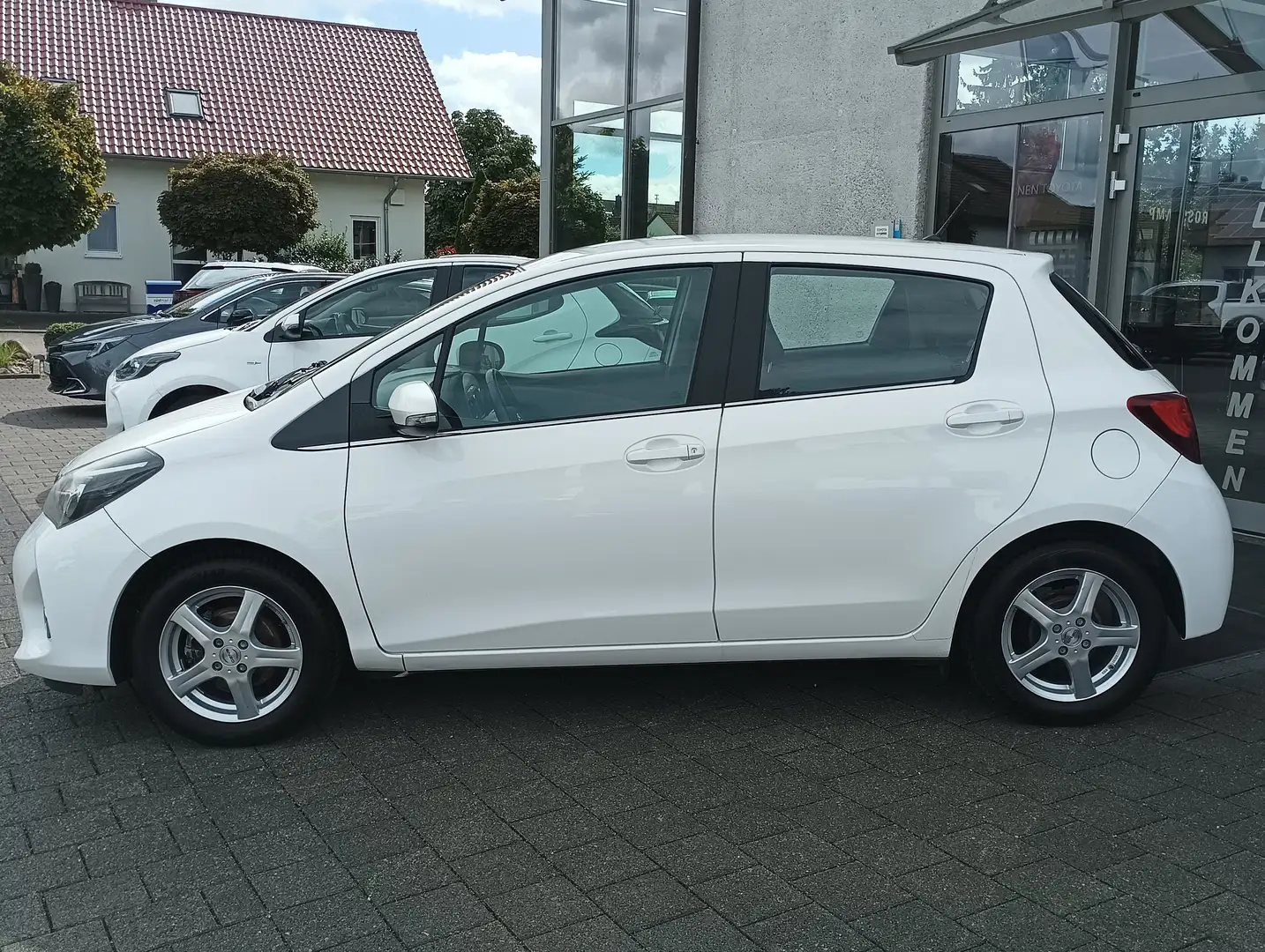 Toyota Yaris 1.0 VVT-i Comfort * Kamera * Navi Weiß - 2