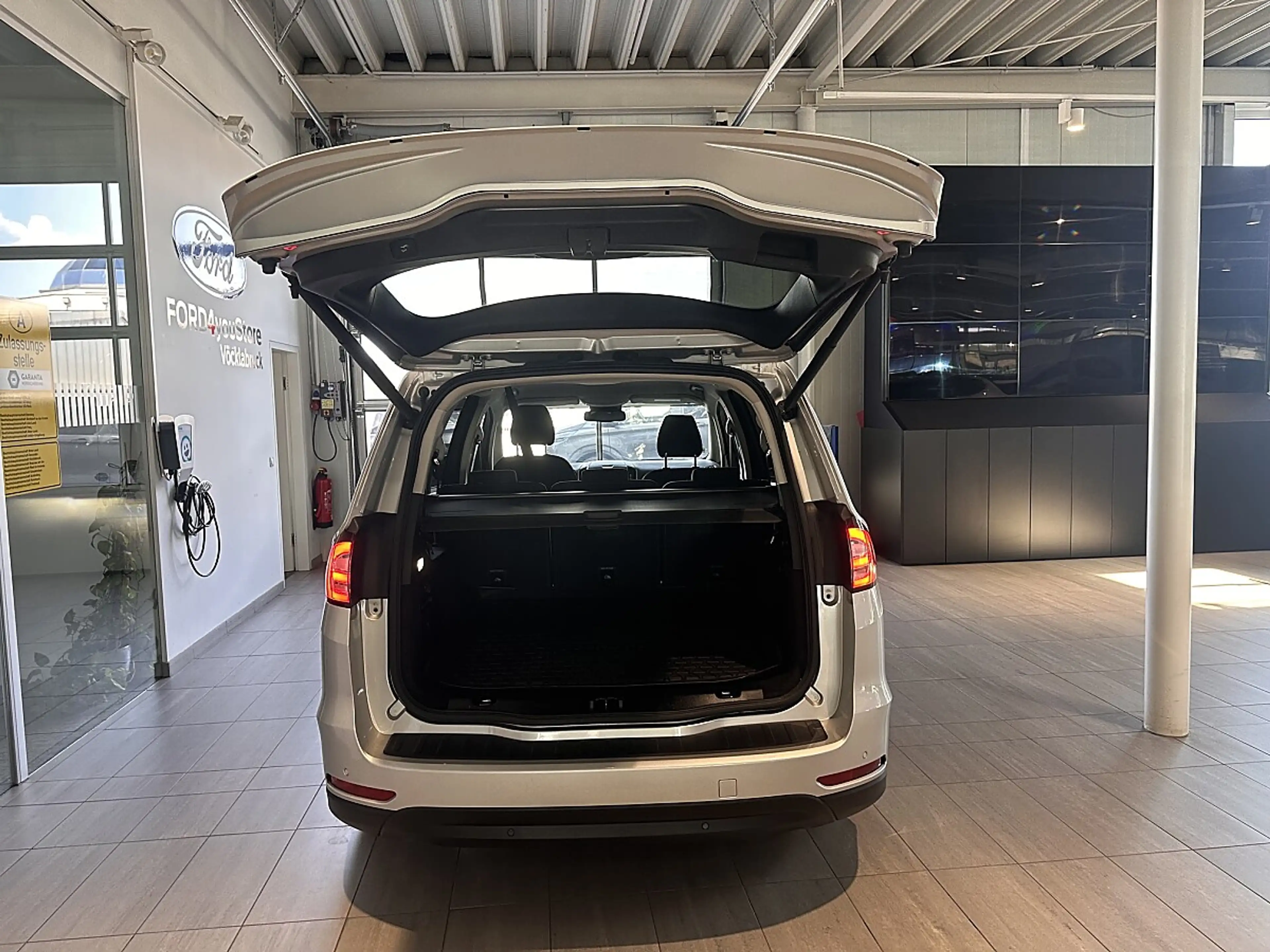 Ford Galaxy 2.5 Duratec (FHEV) Hybrid Hybrid Titanium — photo 15