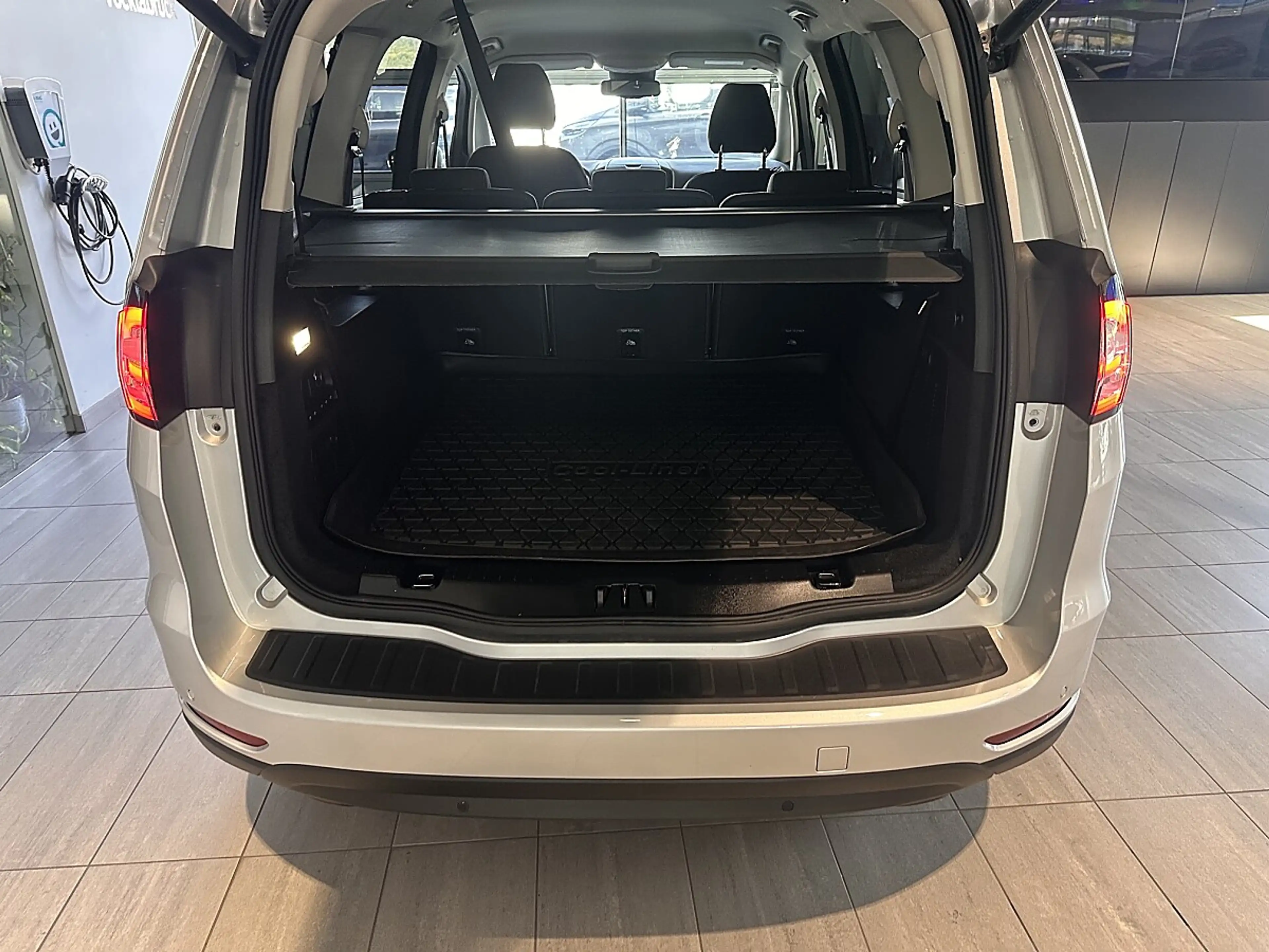 Ford Galaxy 2.5 Duratec (FHEV) Hybrid Hybrid Titanium — photo 16