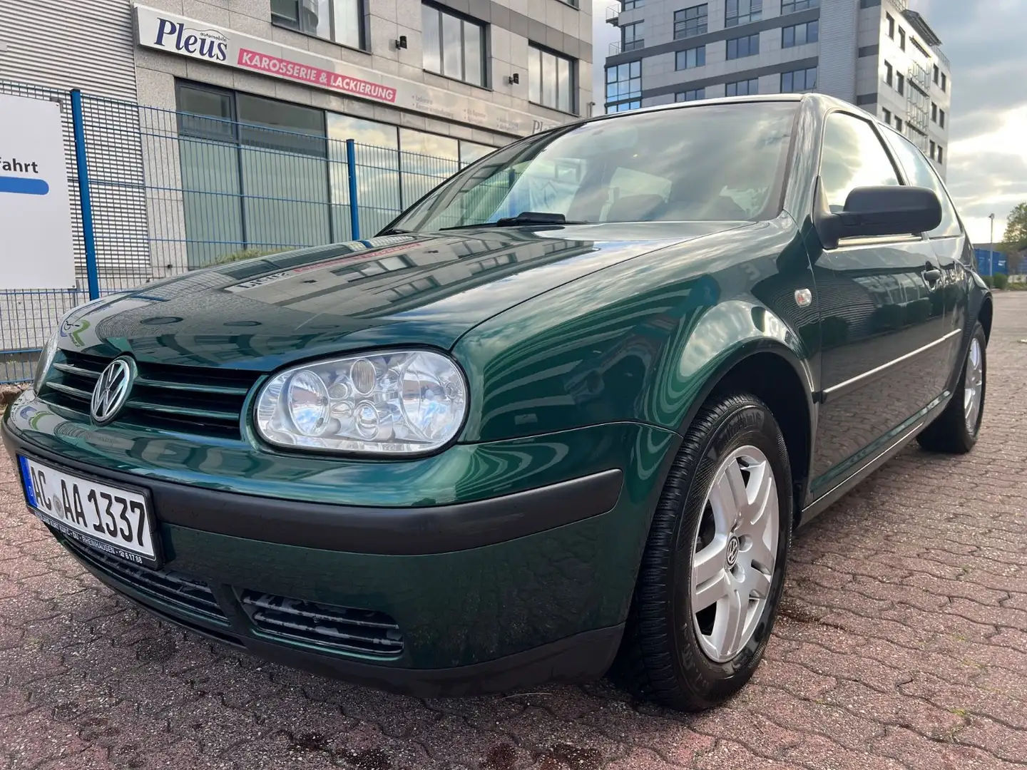 Volkswagen Golf 1.4 Special *Klima *Tüv 05.2027 * Grün - 2