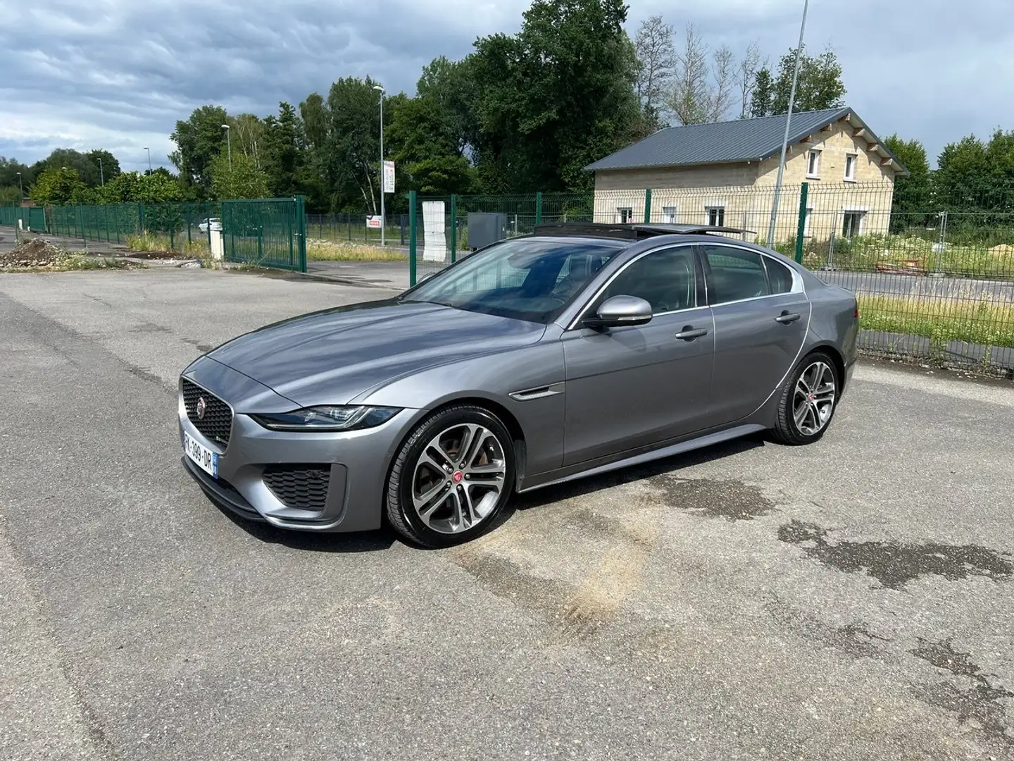 Jaguar XE 20MY SE R-DYN. 2.0L D 180 BVA8 Cockpit PANO Серебристый - 1