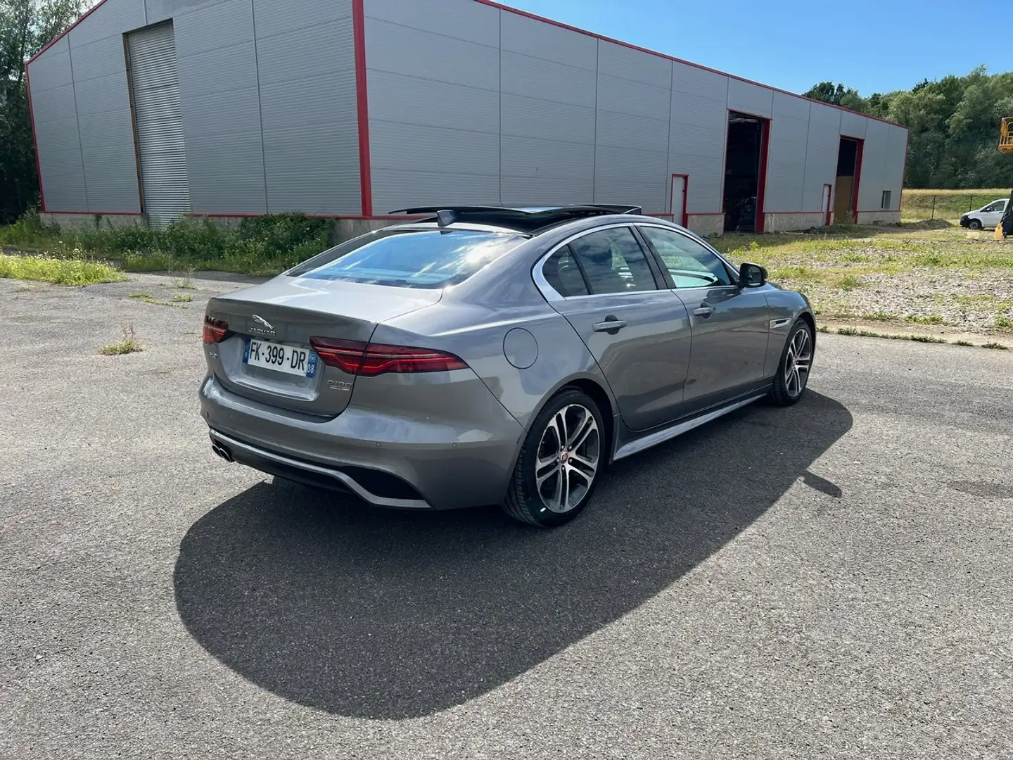 Jaguar XE 20MY SE R-DYN. 2.0L D 180 BVA8 Cockpit PANO Серебристый - 2