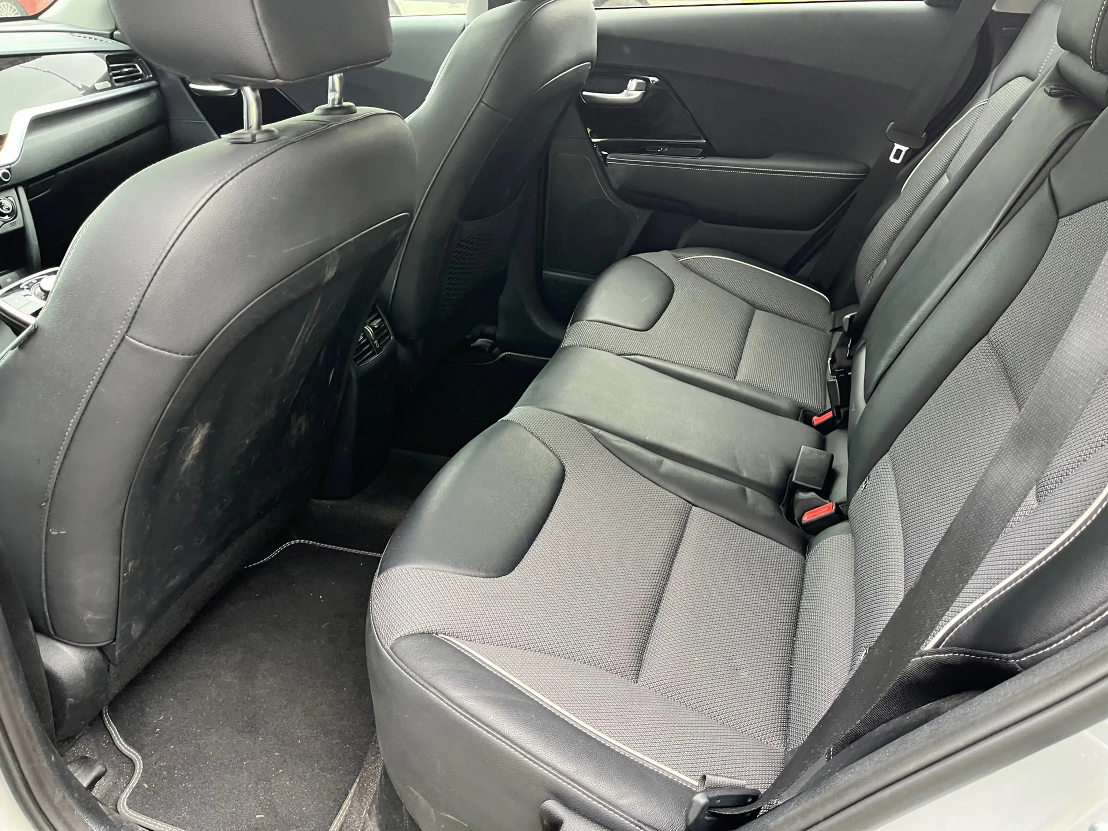 Kia e-Niro DynamicPlusLine 64 kWh/ bijgeluid motor/ SOH 99,4 — photo 9