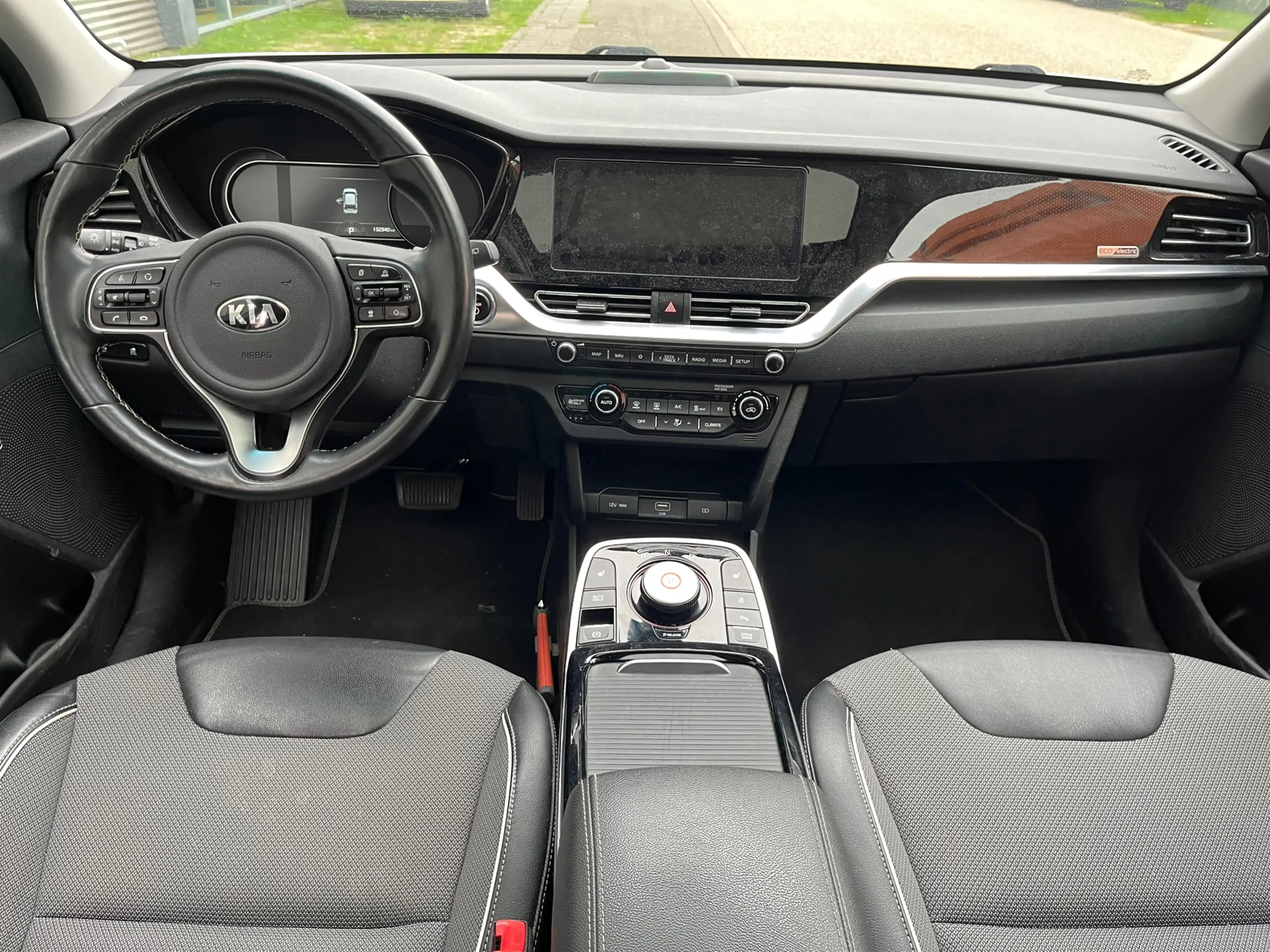 Kia e-Niro DynamicPlusLine 64 kWh/ bijgeluid motor/ SOH 99,4 — photo 13