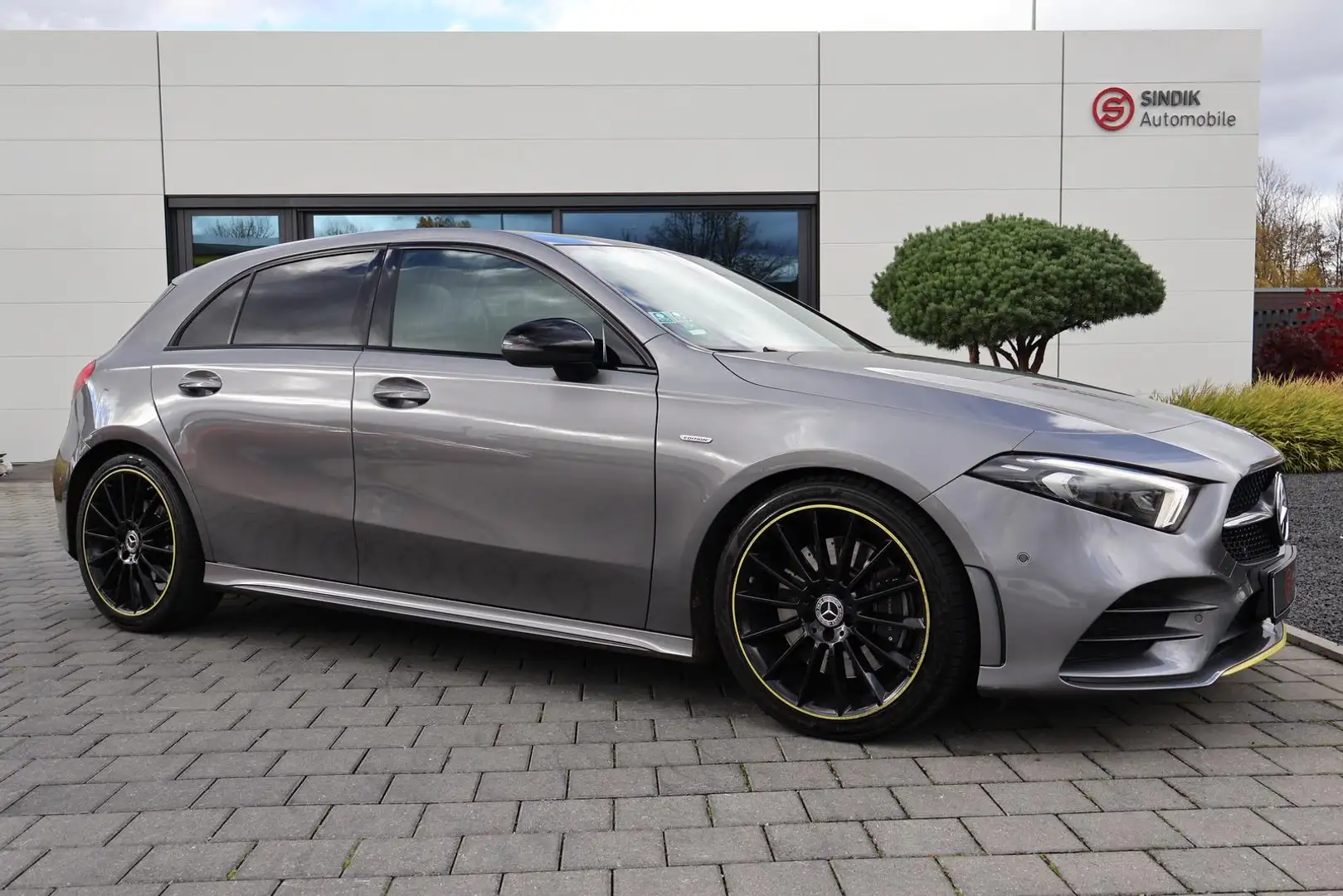 Mercedes-Benz A 250 AMG Edition 1 Pano-Ambiente-COMAND-LED Grau - 2