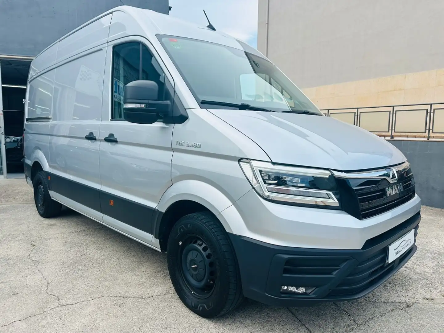 MAN TGE 3.180 Fg. Larga alto 3.5t Aut. 177 Gris - 1
