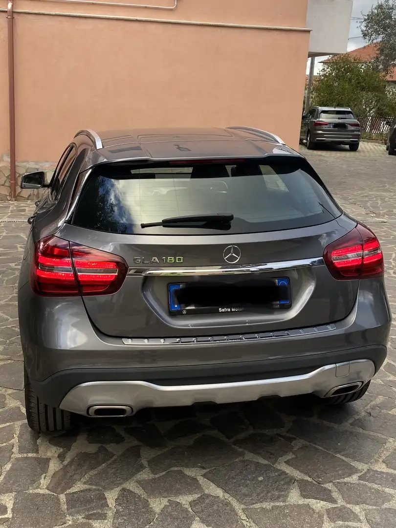 Mercedes-Benz GLA 180 Premium auto - 2