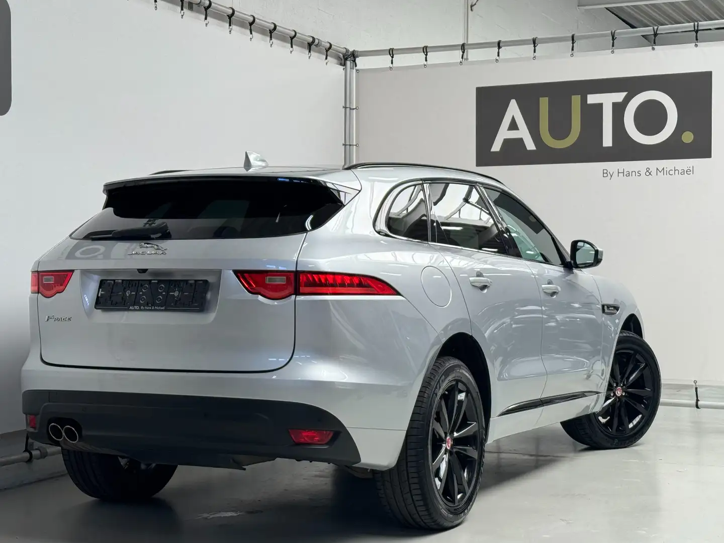 Jaguar F-Pace F-Pace 20d AWD Aut. R-Sport *PANO*LED* Zilver - 2