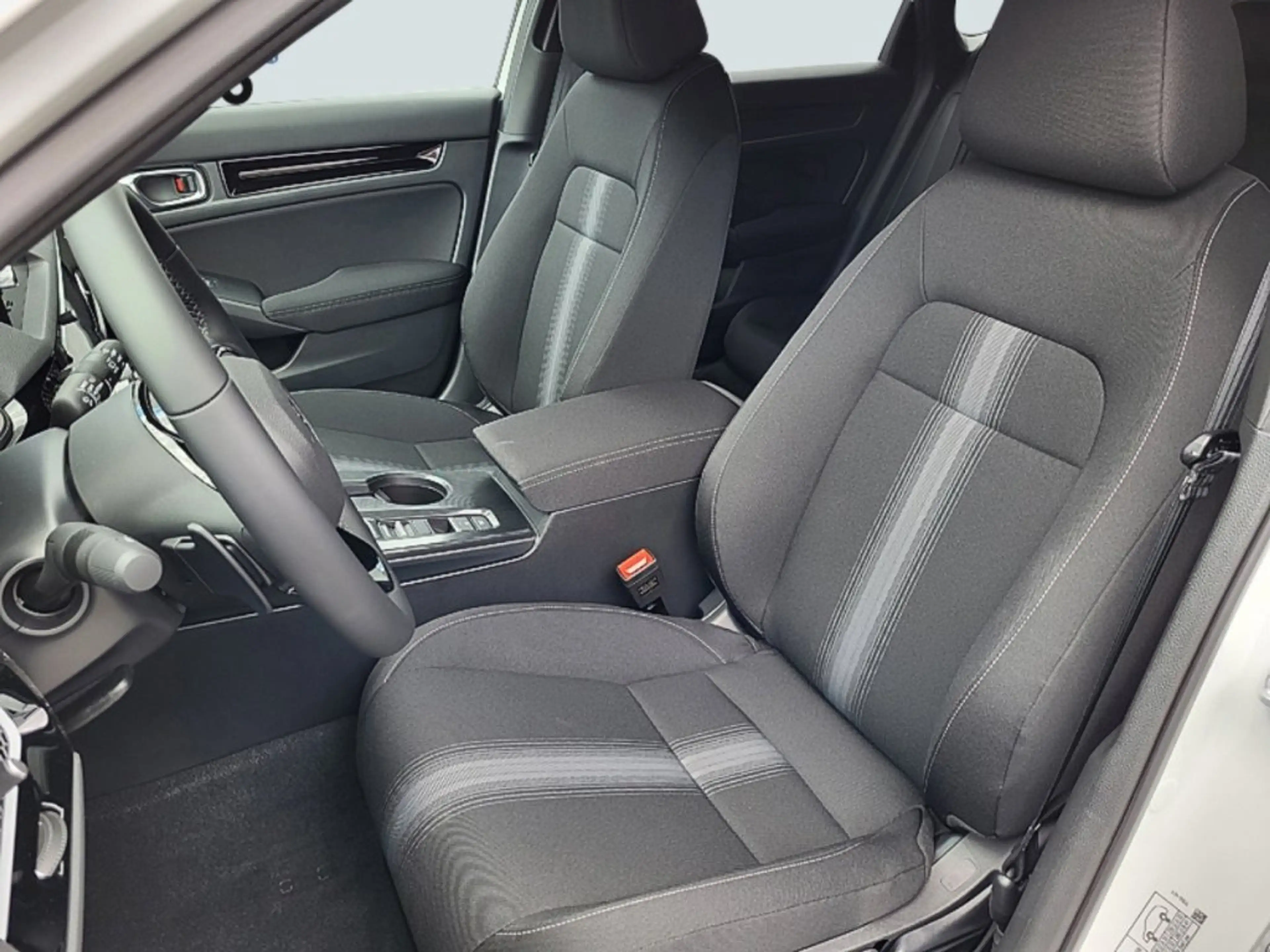 Honda Civic e: HEV 2,0 Elegance — photo 9