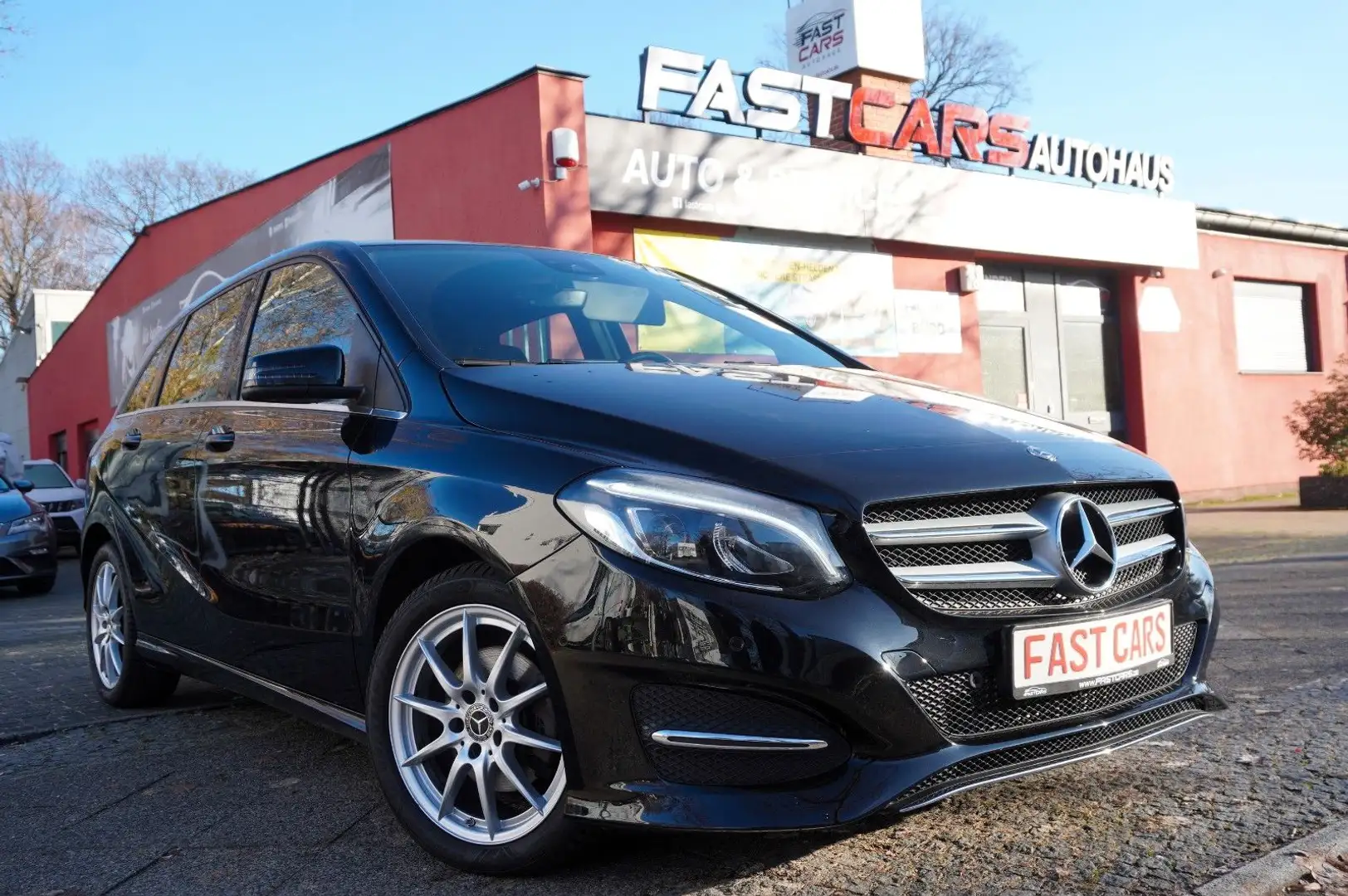 Mercedes-Benz B 220 4Matic Autm Navi Carplay Tempomat Klima SH Schwarz - 1