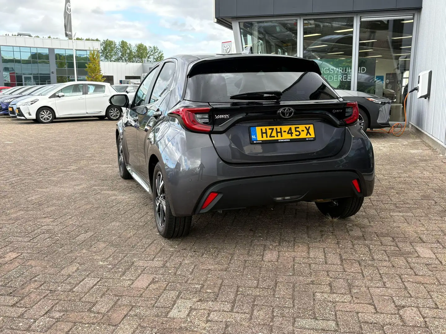 Toyota Yaris 1.5 Hybrid 115 First Edition Gris - 2