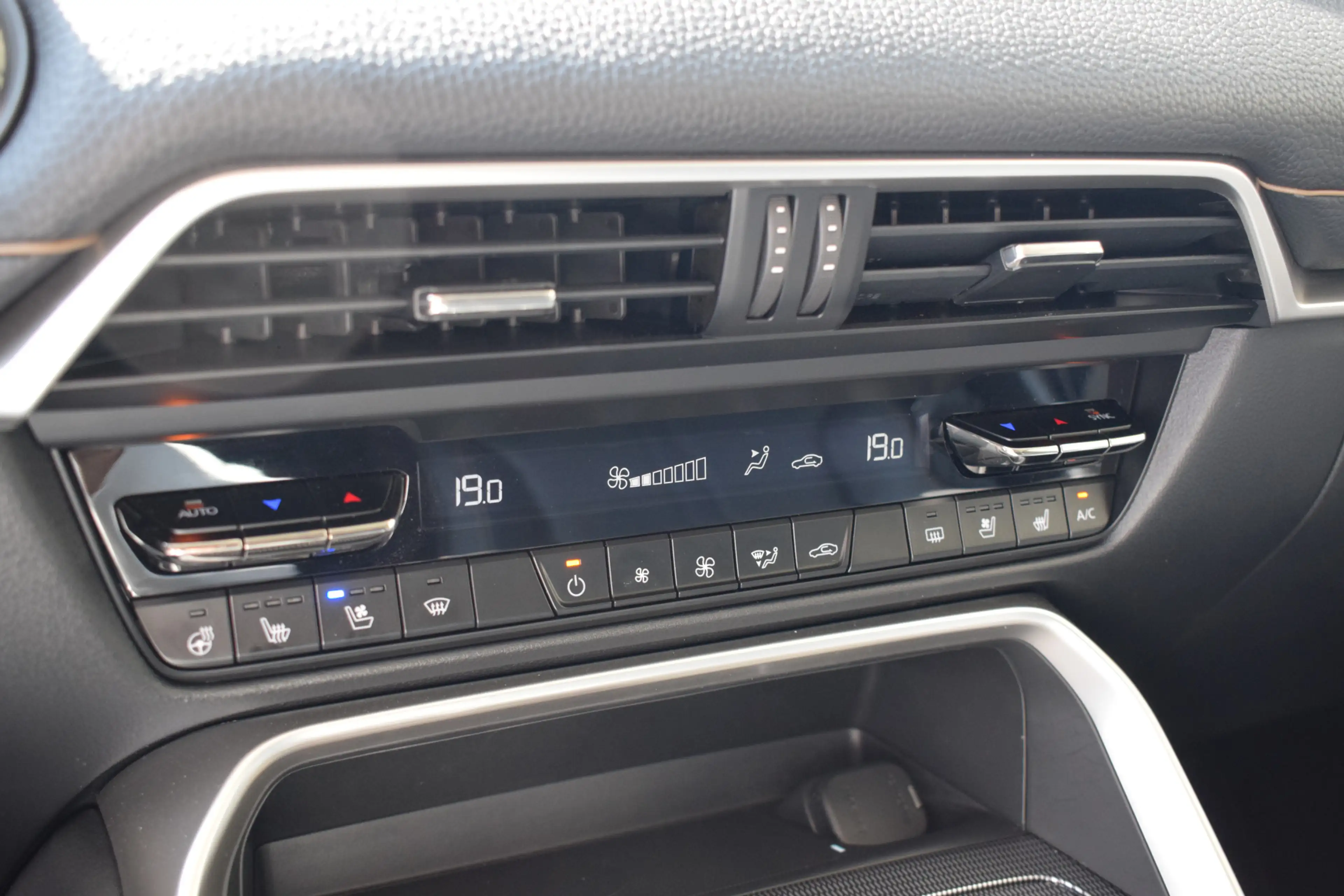 Mazda CX-60 2.5 e-SkyActiv PHEV Homura - Convenience & Sound P — photo 30