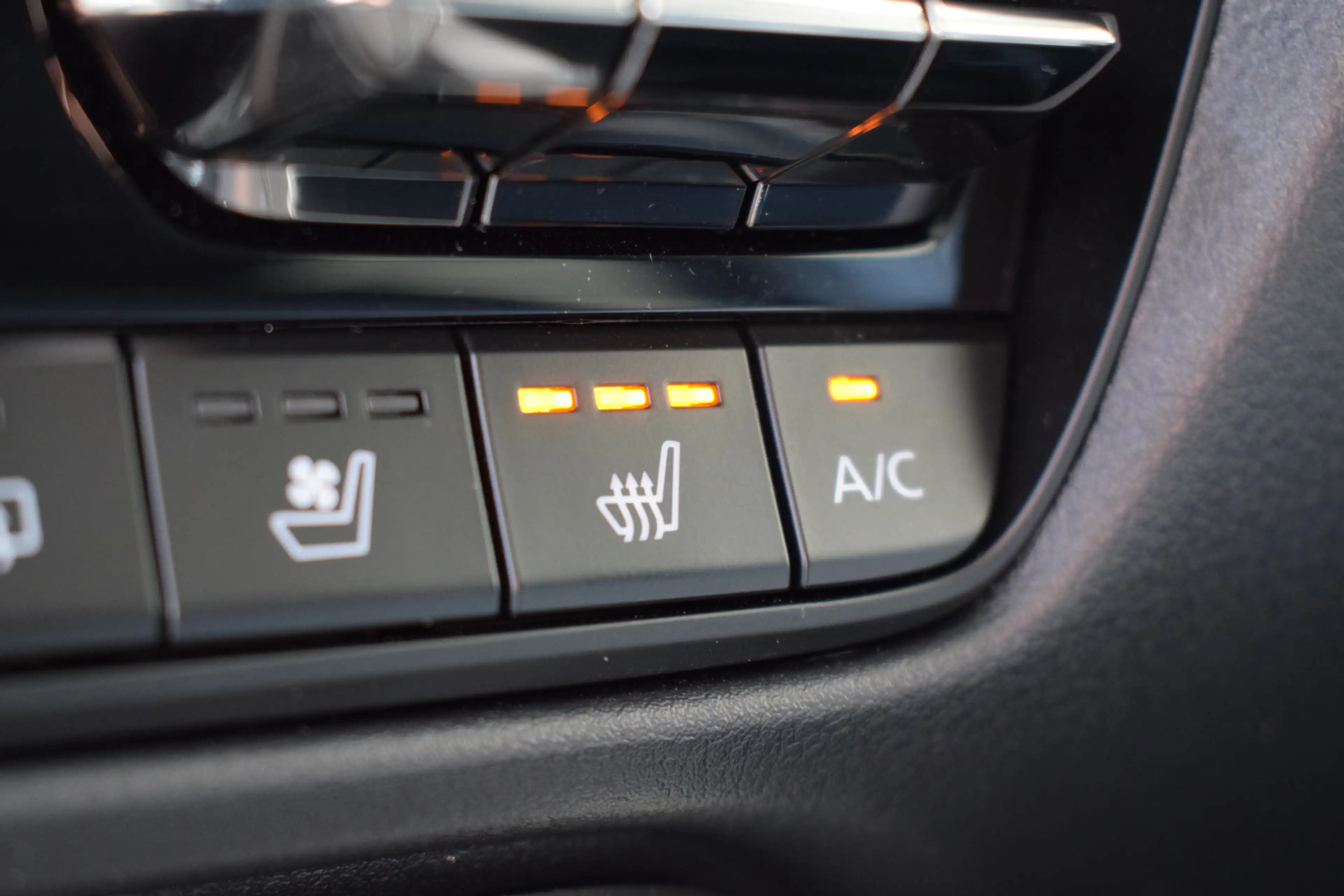 Mazda CX-60 2.5 e-SkyActiv PHEV Homura - Convenience & Sound P — photo 32