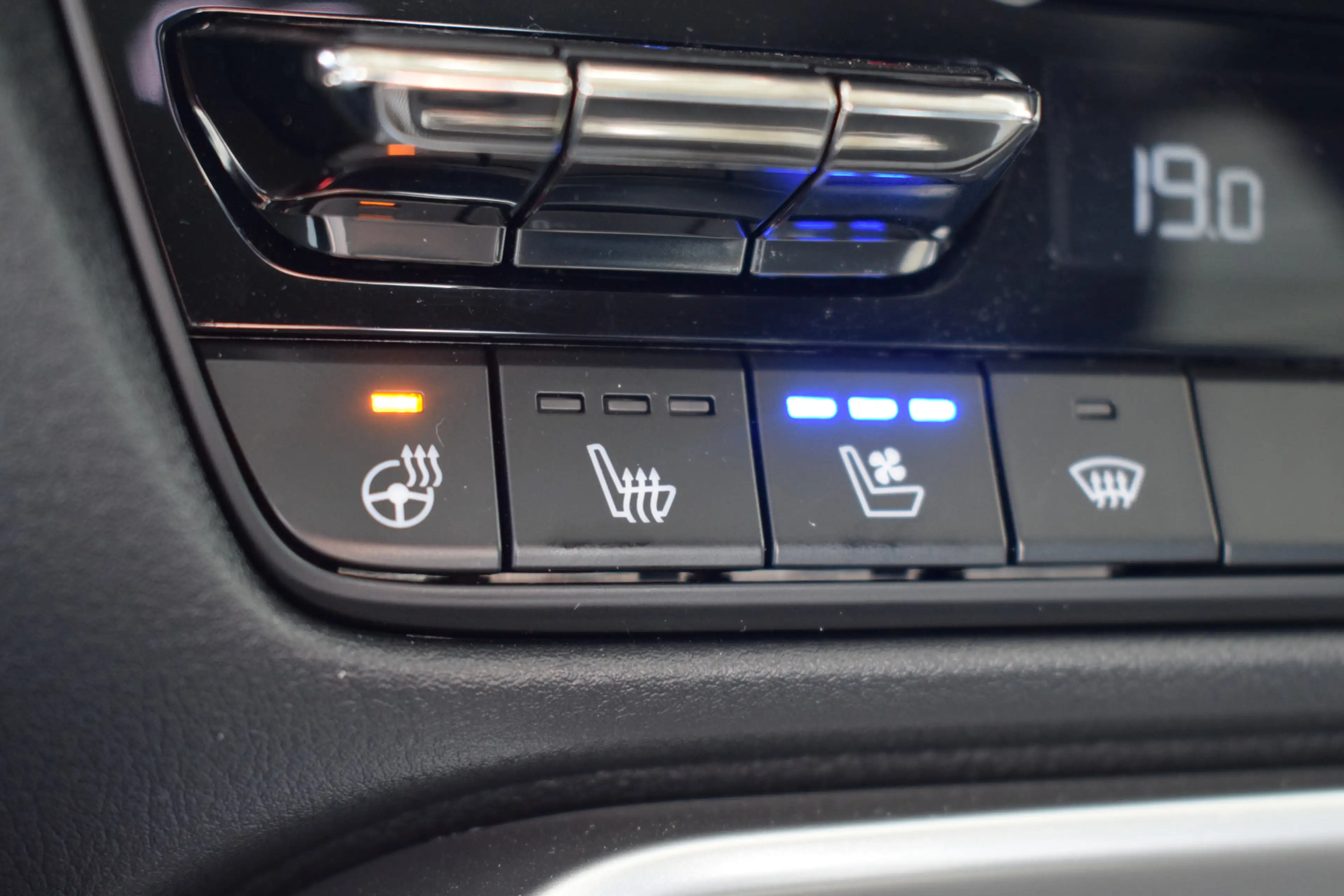 Mazda CX-60 2.5 e-SkyActiv PHEV Homura - Convenience & Sound P — photo 31