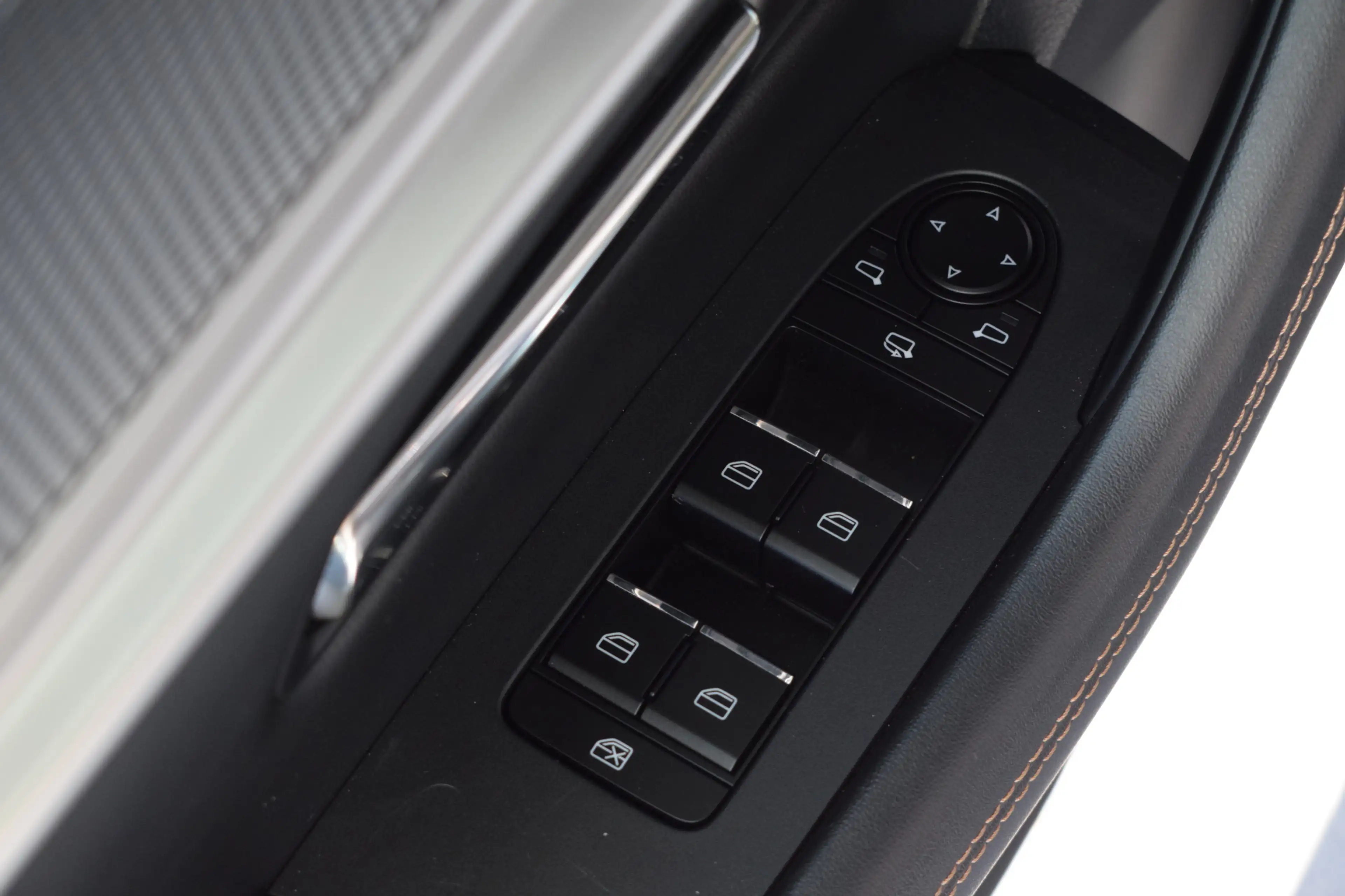 Mazda CX-60 2.5 e-SkyActiv PHEV Homura - Convenience & Sound P — photo 18