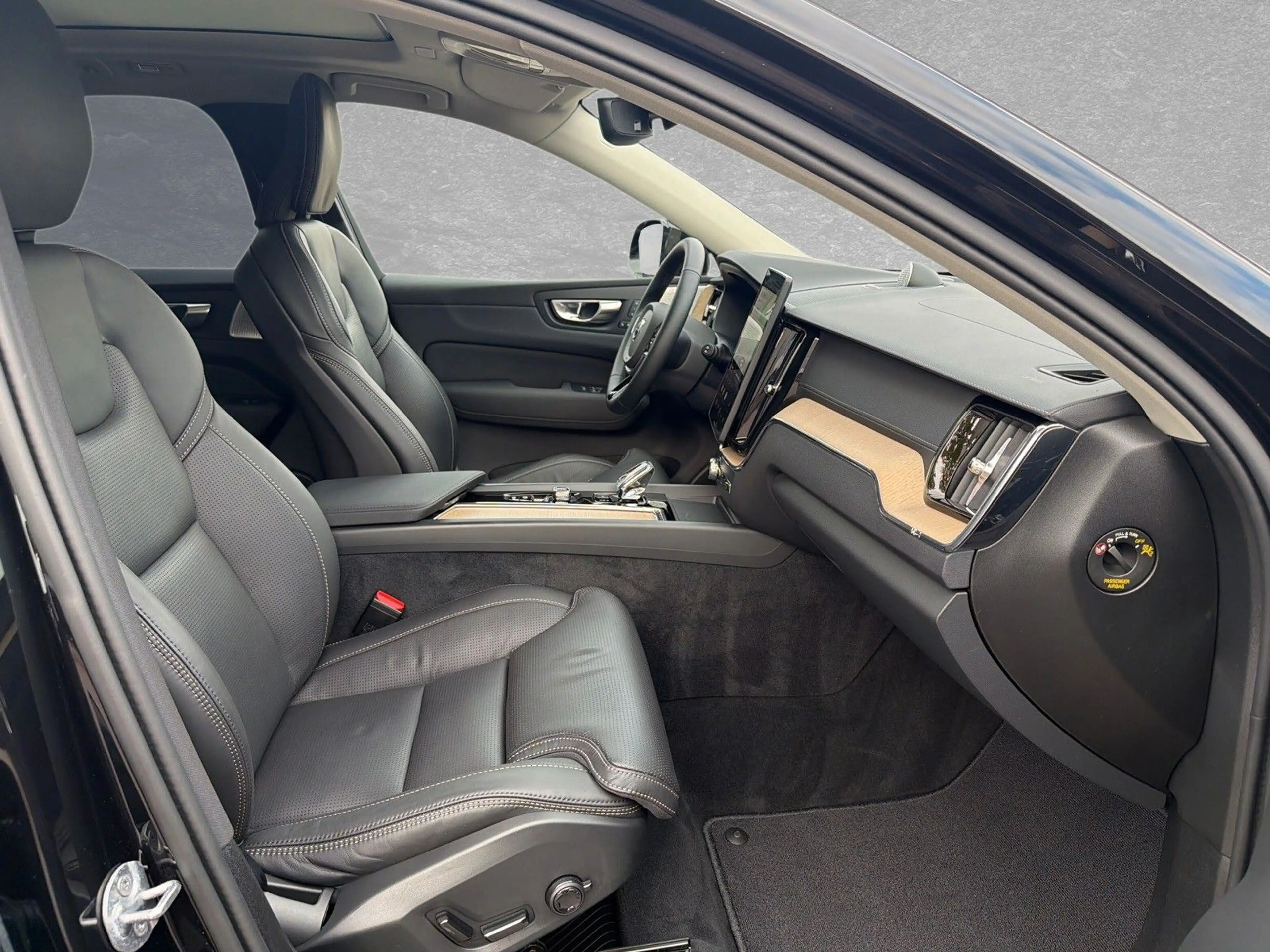 Volvo XC60 B5 AWD Mild-Hybrid Ultra Dark ACC BLIS HUD — photo 4