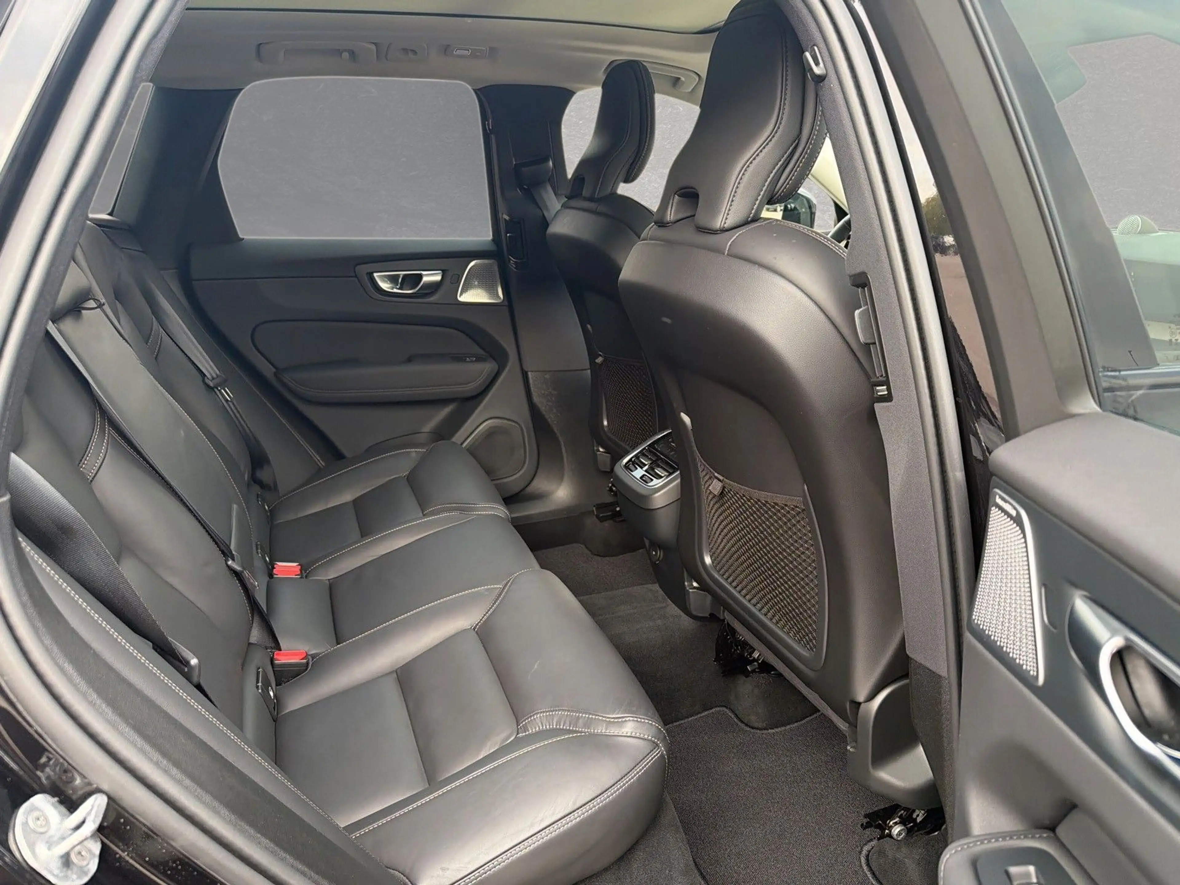 Volvo XC60 B5 AWD Mild-Hybrid Ultra Dark ACC BLIS HUD — photo 5