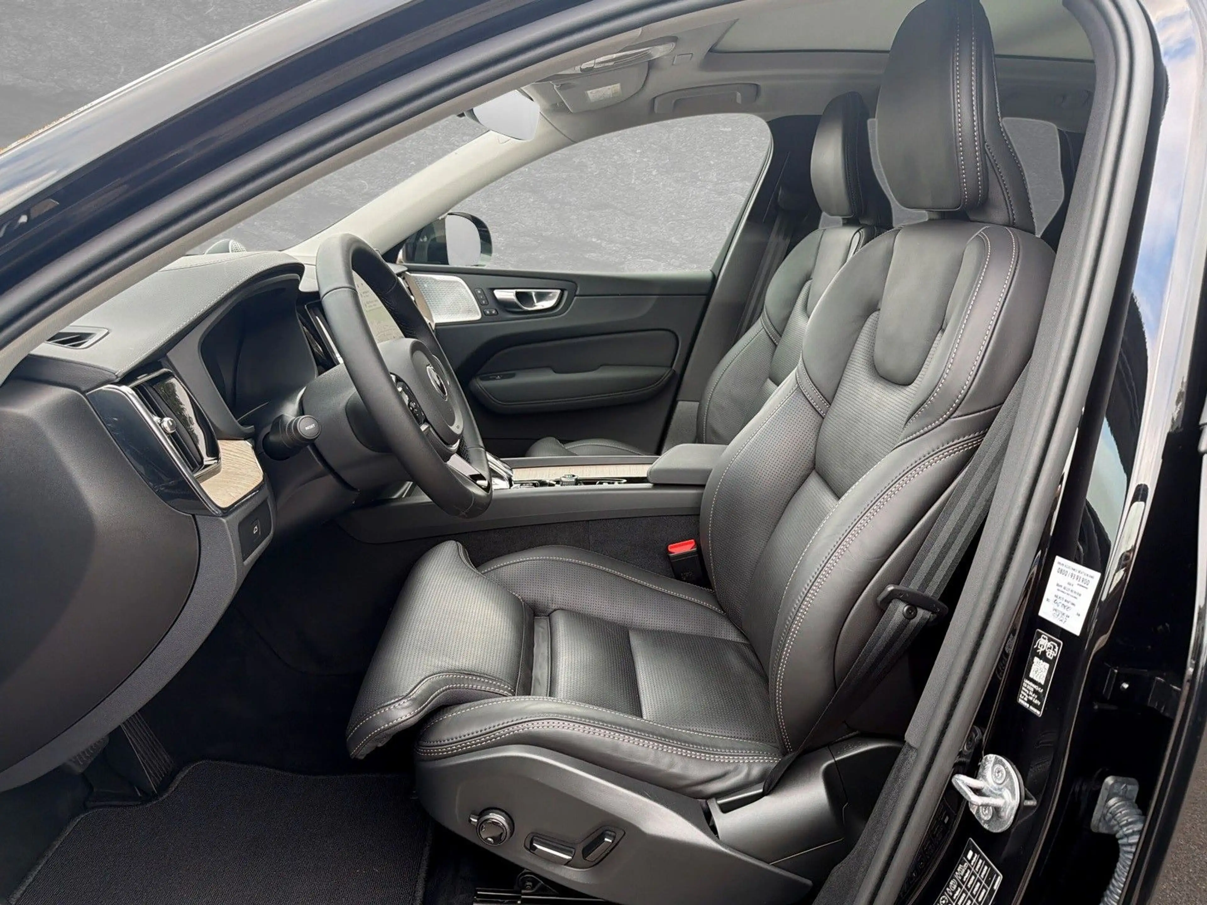Volvo XC60 B5 AWD Mild-Hybrid Ultra Dark ACC BLIS HUD — photo 3