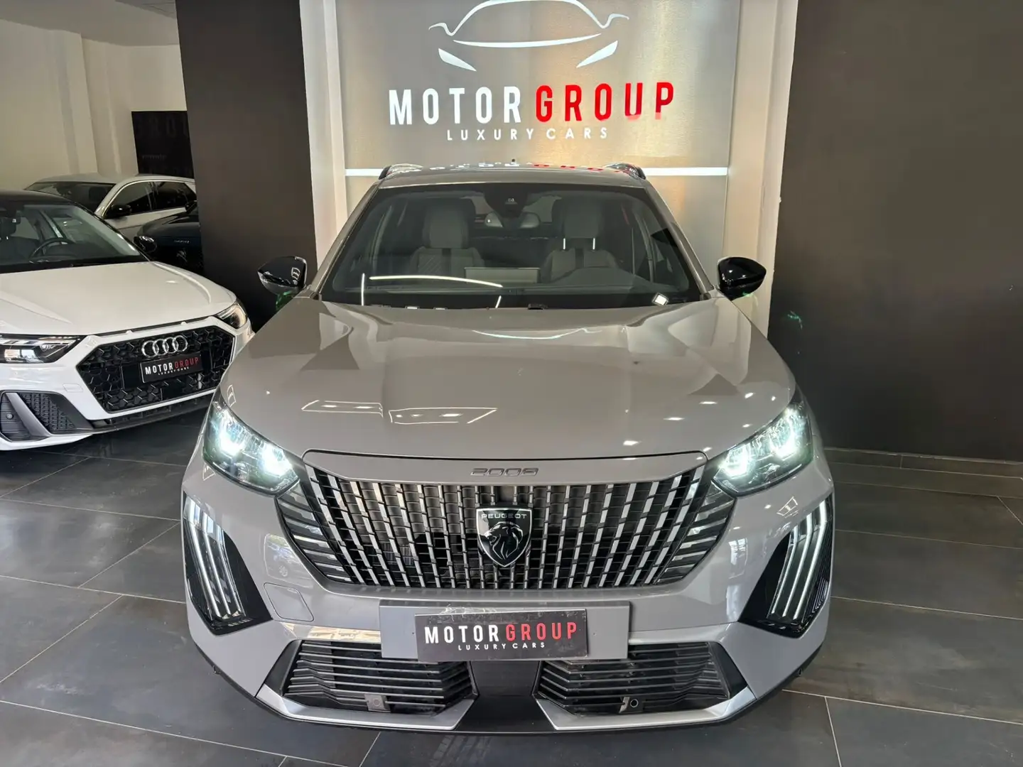 Peugeot 2008 PureTech 100 S&S Allure Grau - 2