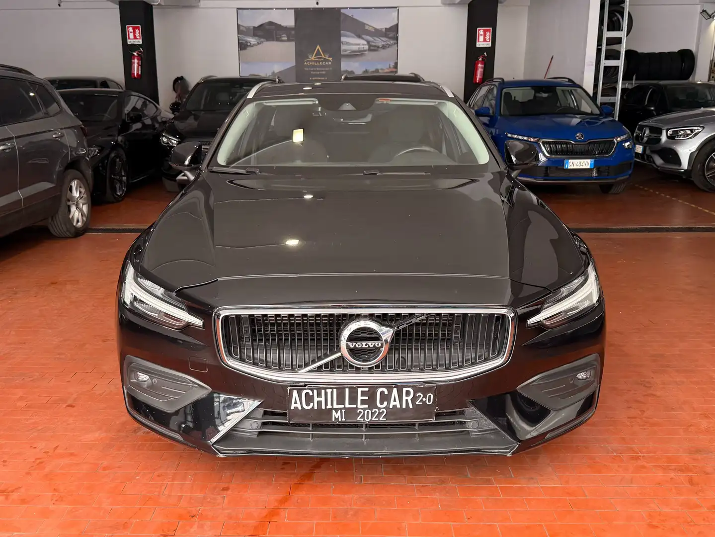 Volvo V60 2.0 b4 Momentum Business Pro auto *PREZZO REALE* Zwart - 2
