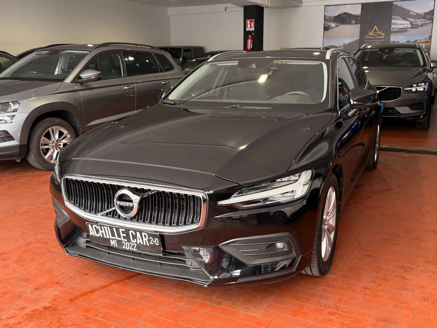 Volvo V60 2.0 b4 Momentum Business Pro auto *PREZZO REALE* Zwart - 1