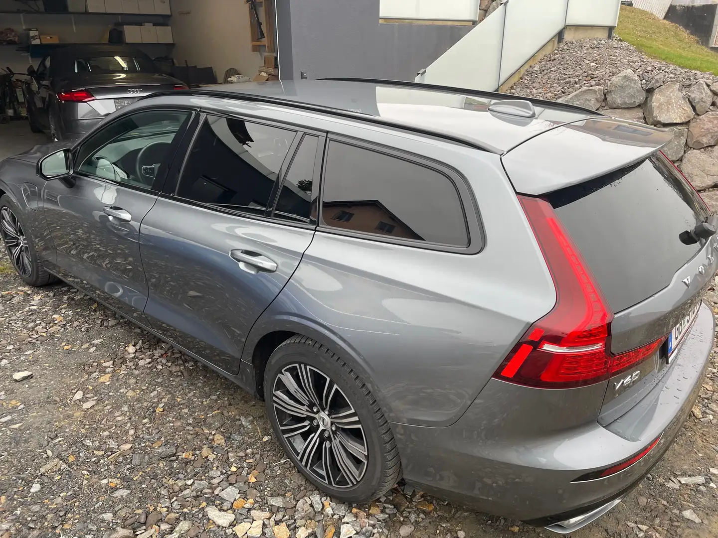 Volvo V60 V60 T5 R-Design Geartronic R-Design Grau - 1