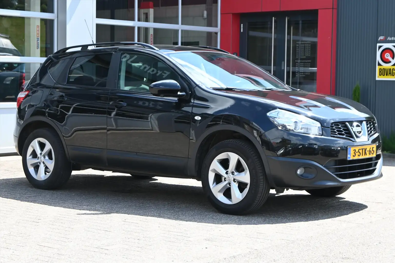 Nissan Qashqai 1.6 117pk | 360 Camera | Navi | Trekhaak | Panoram Noir - 1