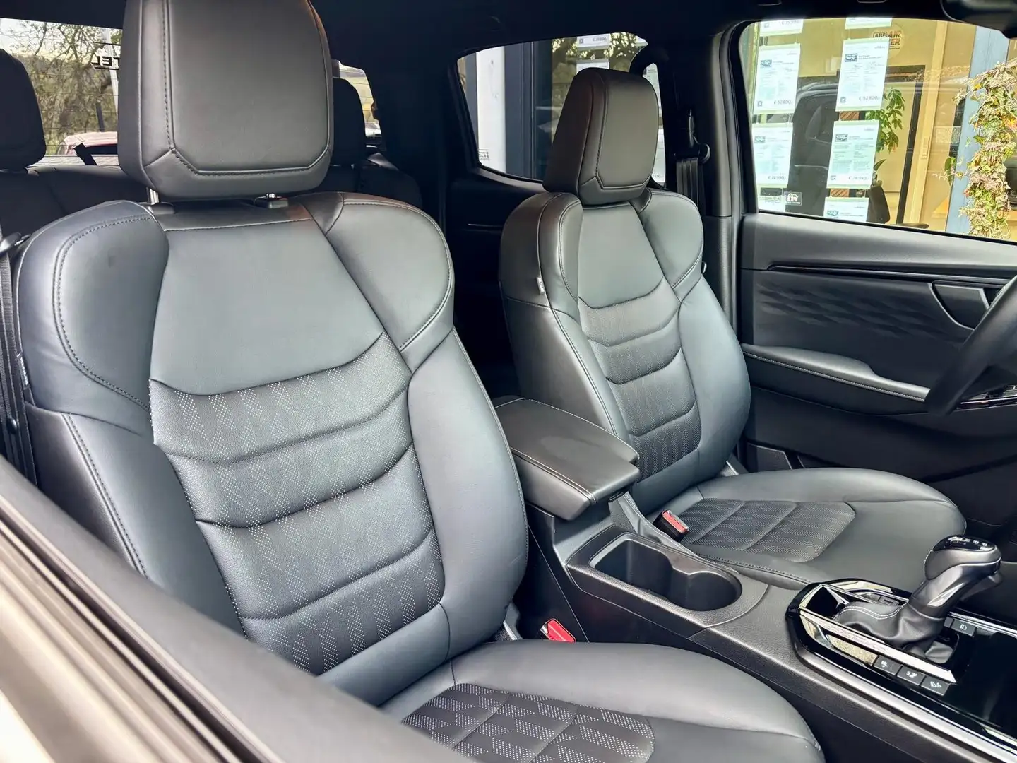 Isuzu D-Max 1.9 TD 163 CV | AUTO | V-CROSS | 37.850 € HTVA Noir - 2