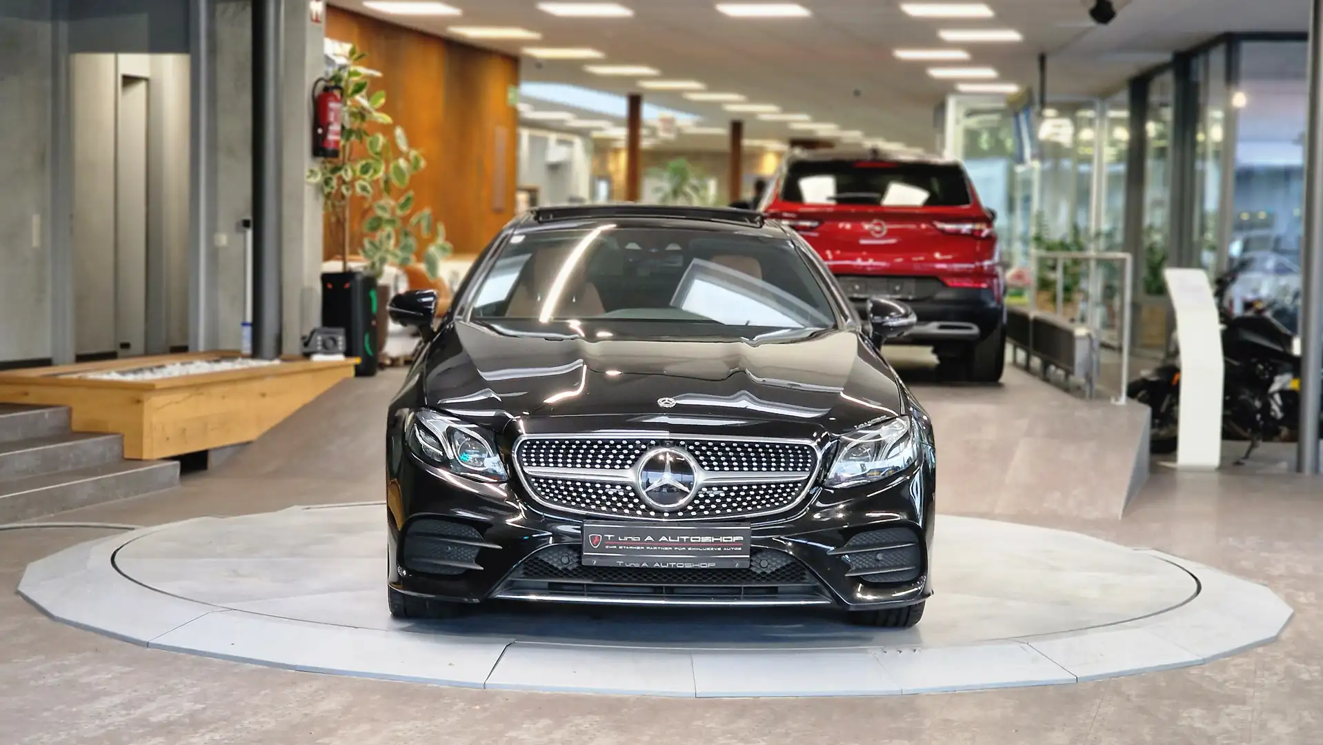 Mercedes-Benz E 220 E 220 Coupe AMG-Paket Aut. *Head-up*Pano*360°* Schwarz - 2