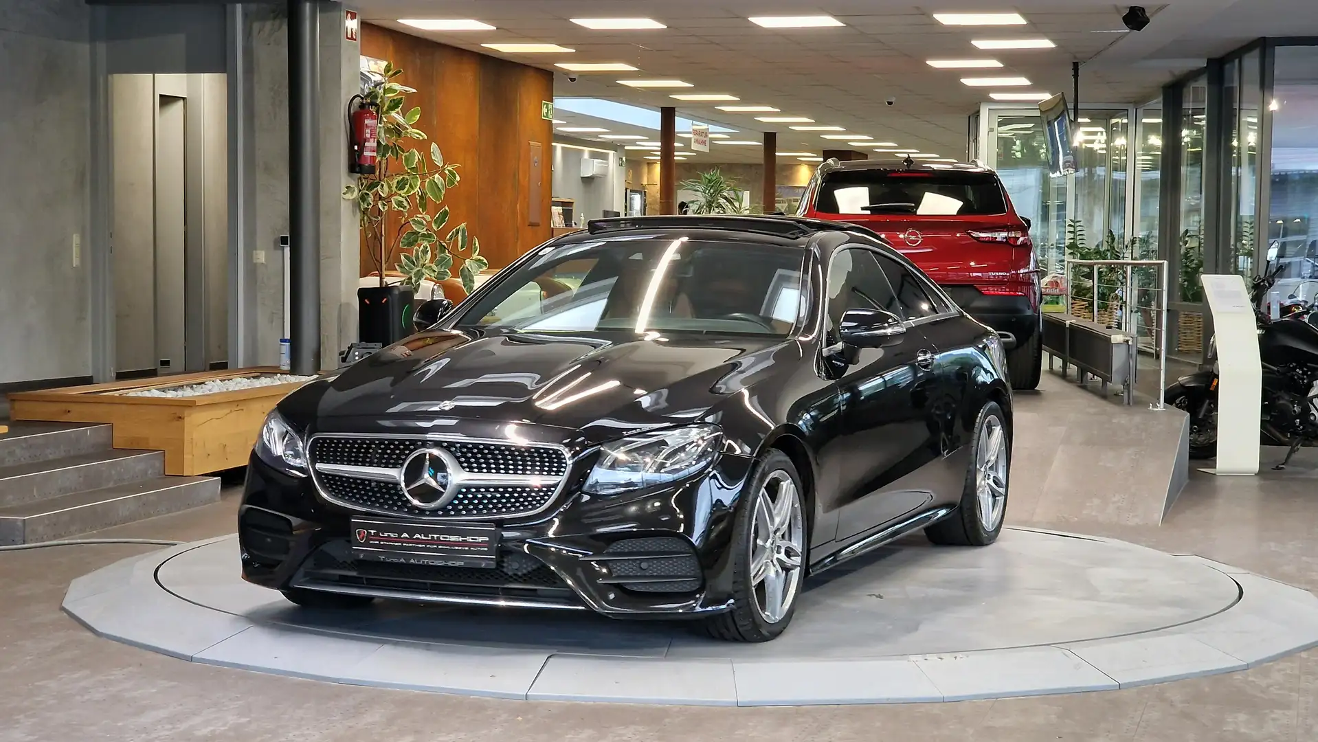 Mercedes-Benz E 220 E 220 Coupe AMG-Paket Aut. *Head-up*Pano*360°* Schwarz - 1