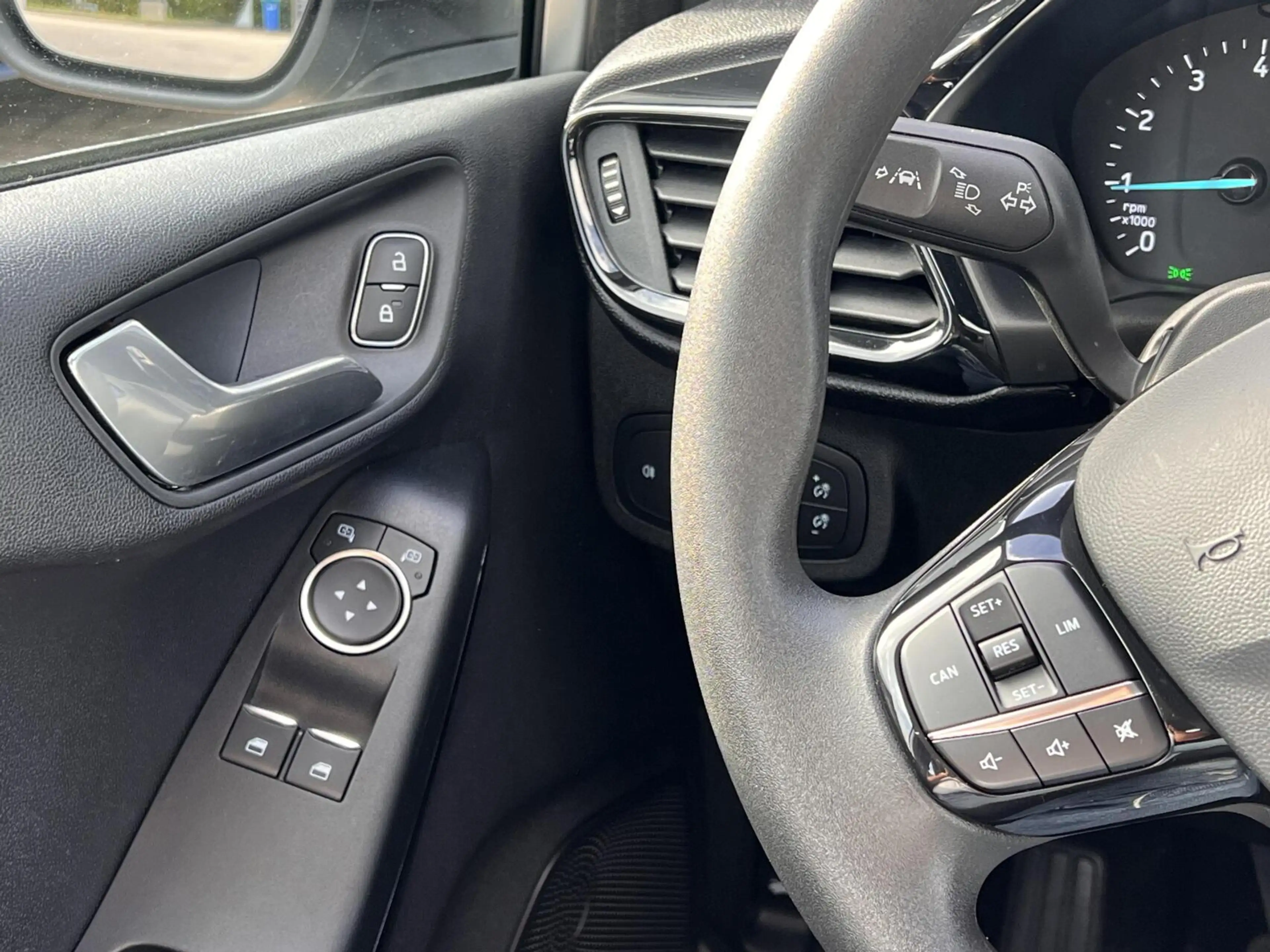 Ford Fiesta 1.1 Trend Airco cruise Navi AllSeason NAP — photo 30