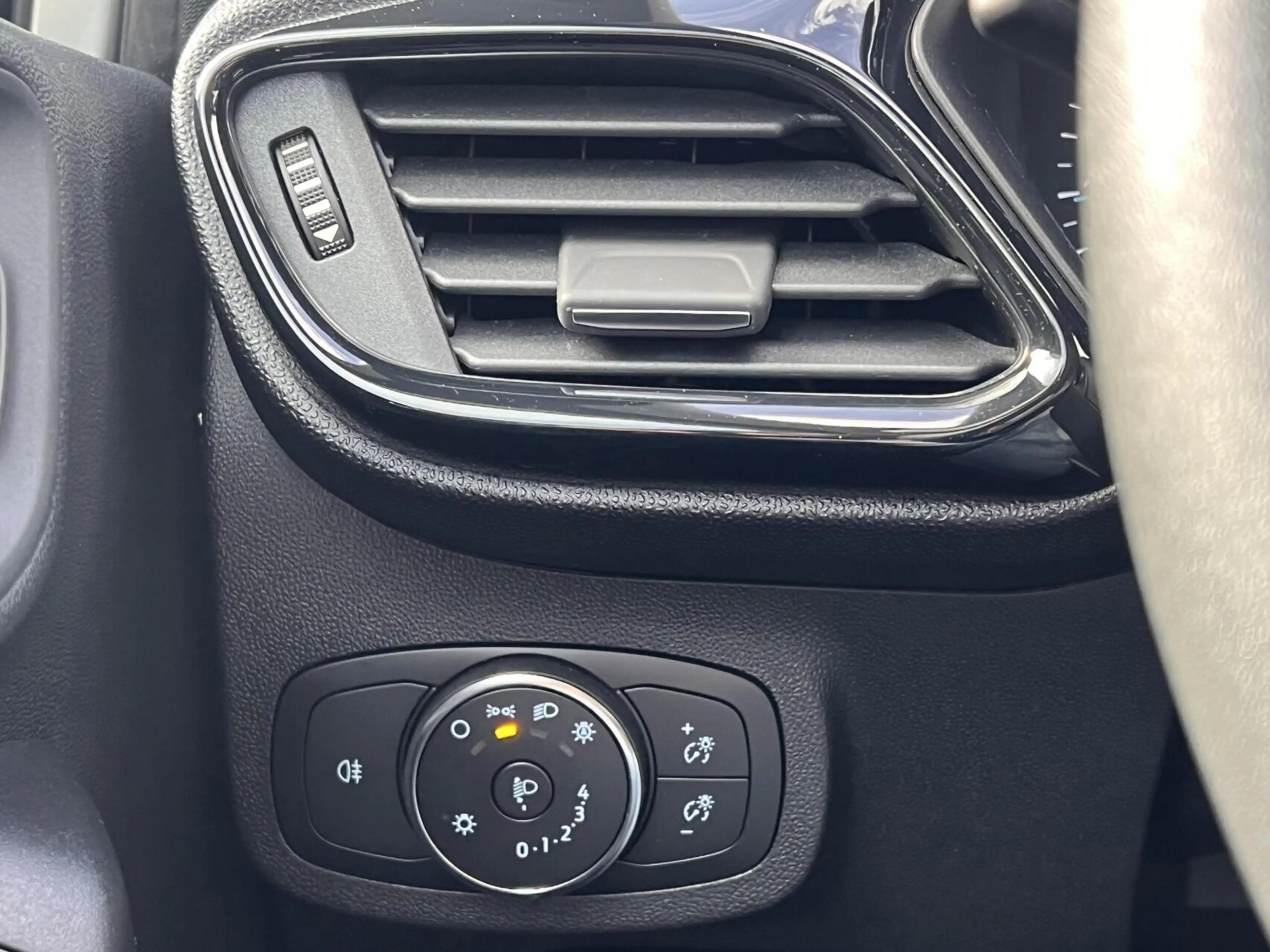 Ford Fiesta 1.1 Trend Airco cruise Navi AllSeason NAP — photo 29