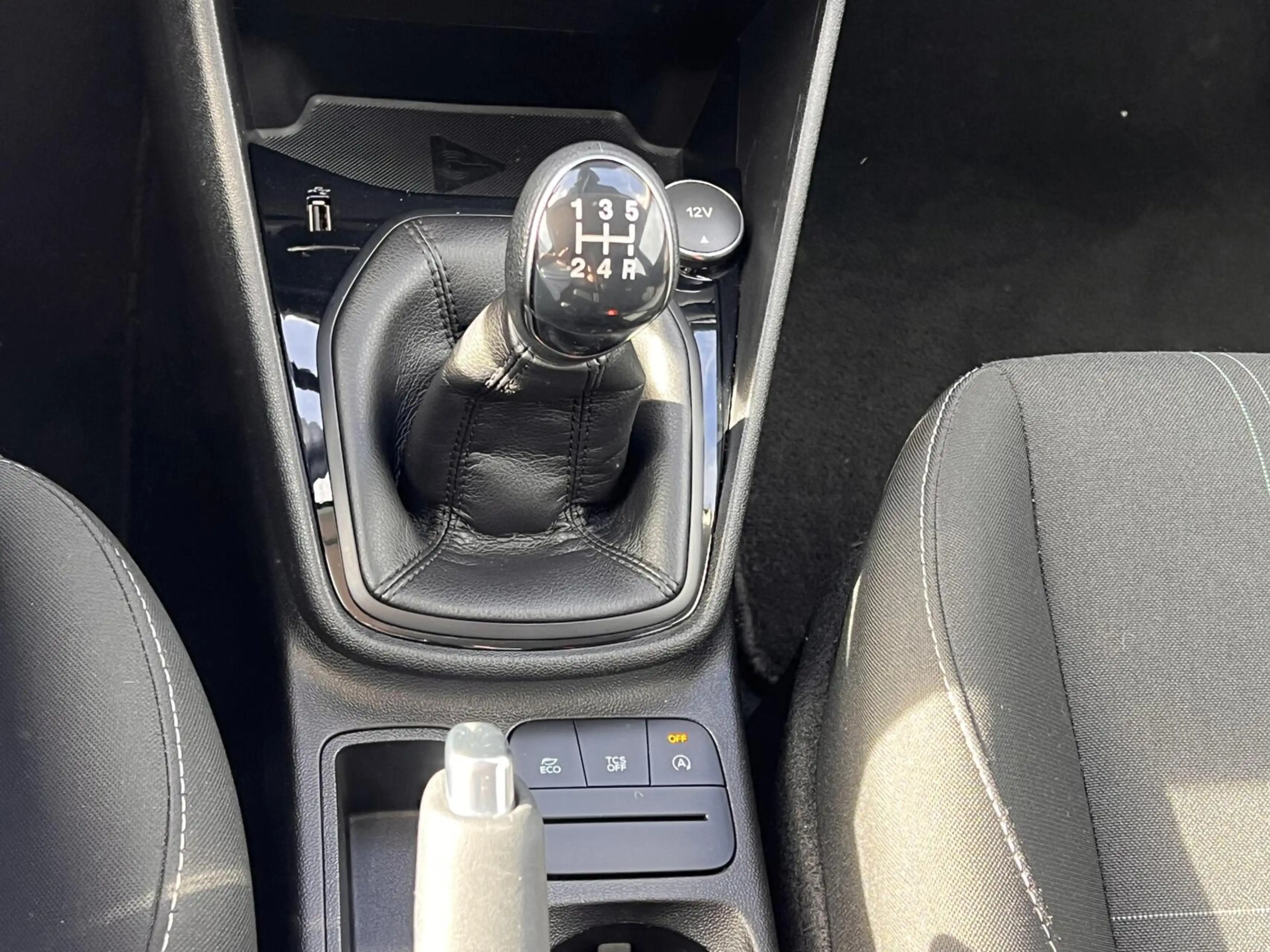 Ford Fiesta 1.1 Trend Airco cruise Navi AllSeason NAP — photo 27