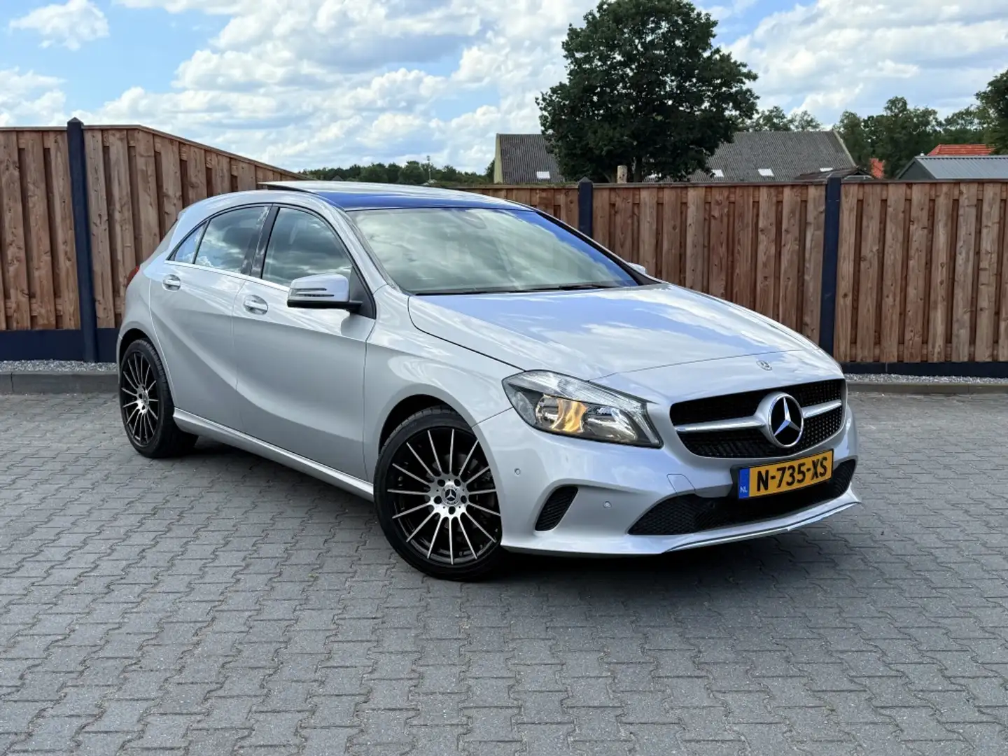 Mercedes-Benz A 180 AMG-Line PANO 18 INCH keyless Grijs - 1