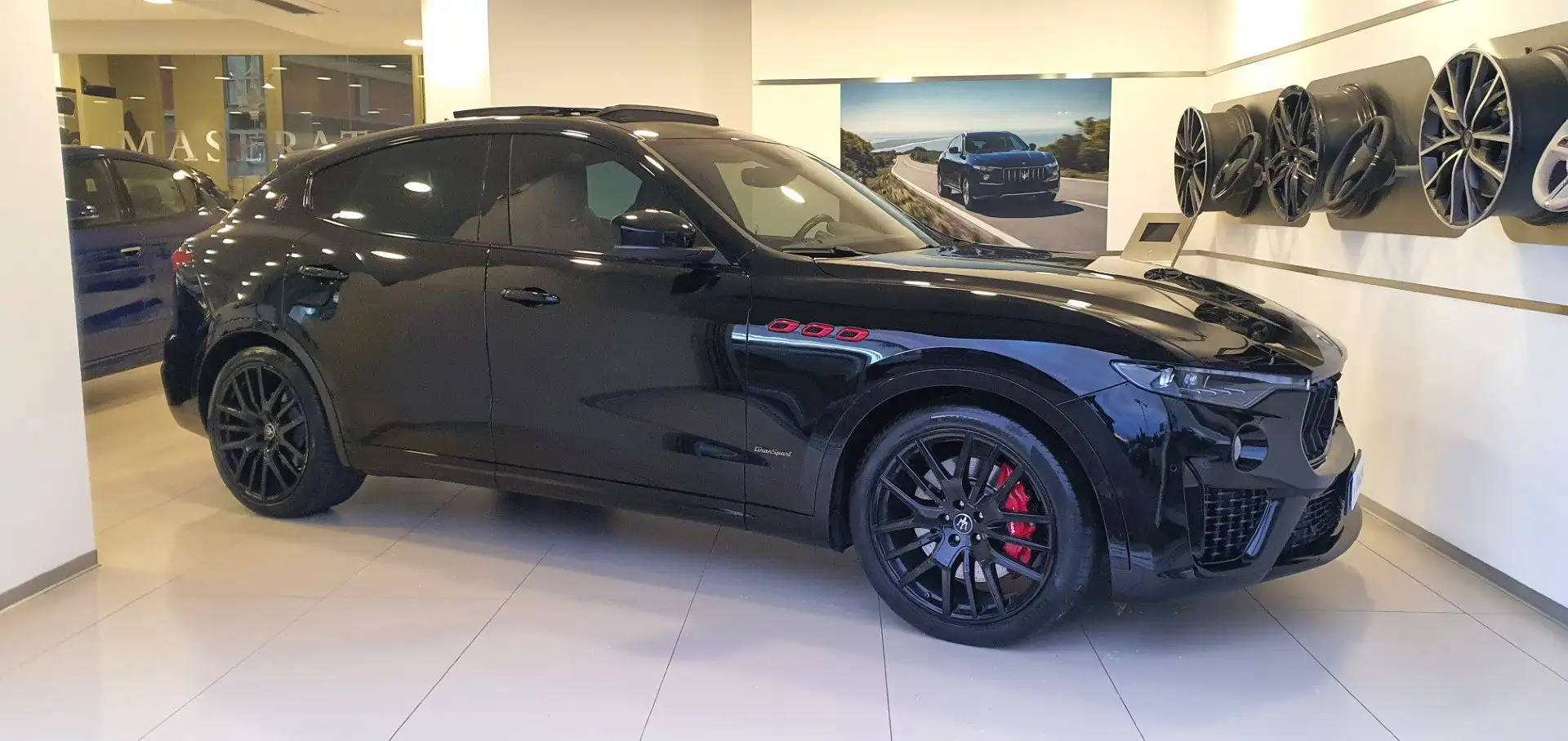 Maserati Levante Levante 3.0 V6 S Gransport 430cv aut Nerissimo Ed. Zwart - 2