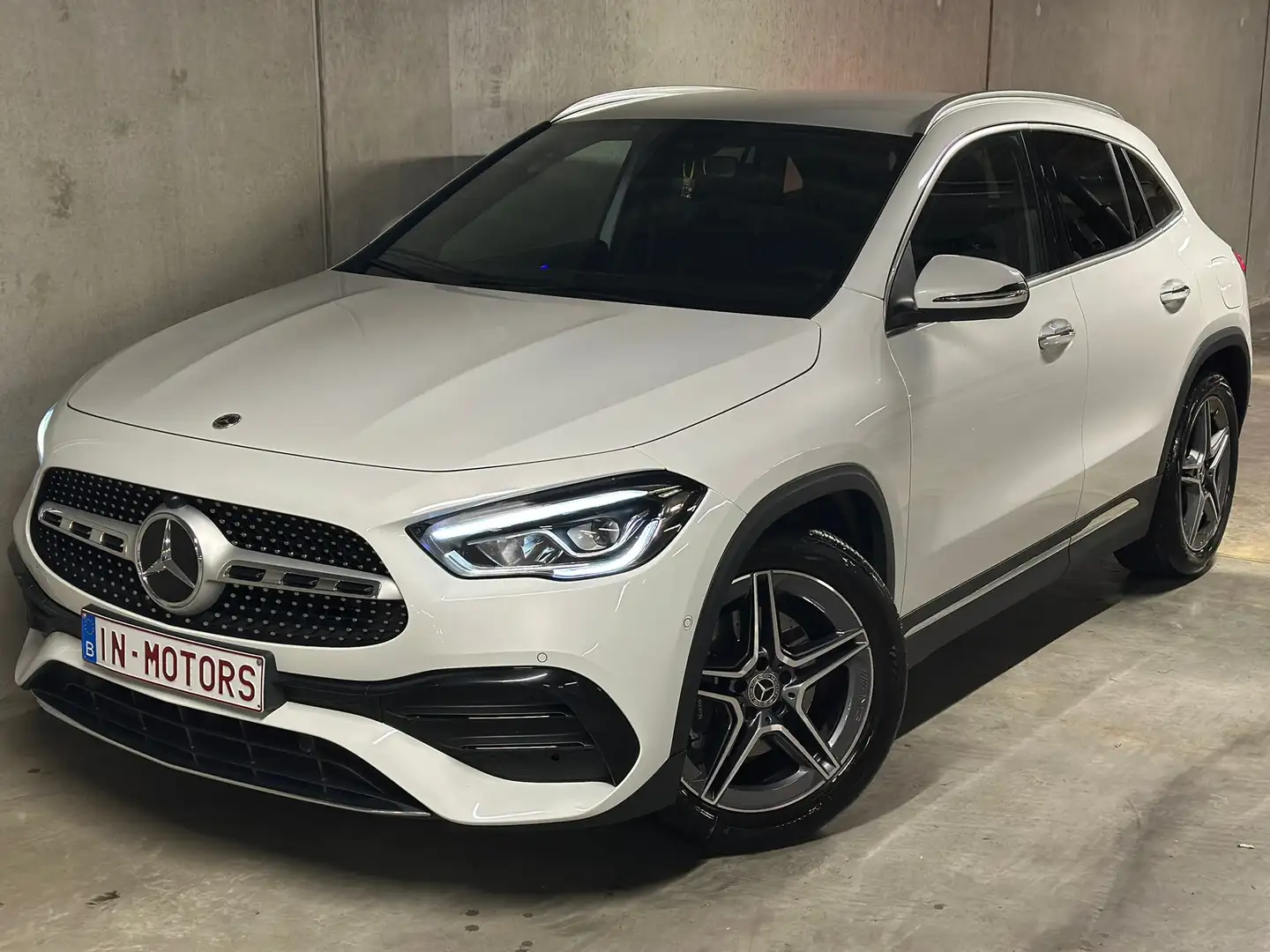 Mercedes-Benz GLA 180 AMG | SFEERLICHT | ZETELVERW. | KEYLESS | CAMERA ! Wit - 1