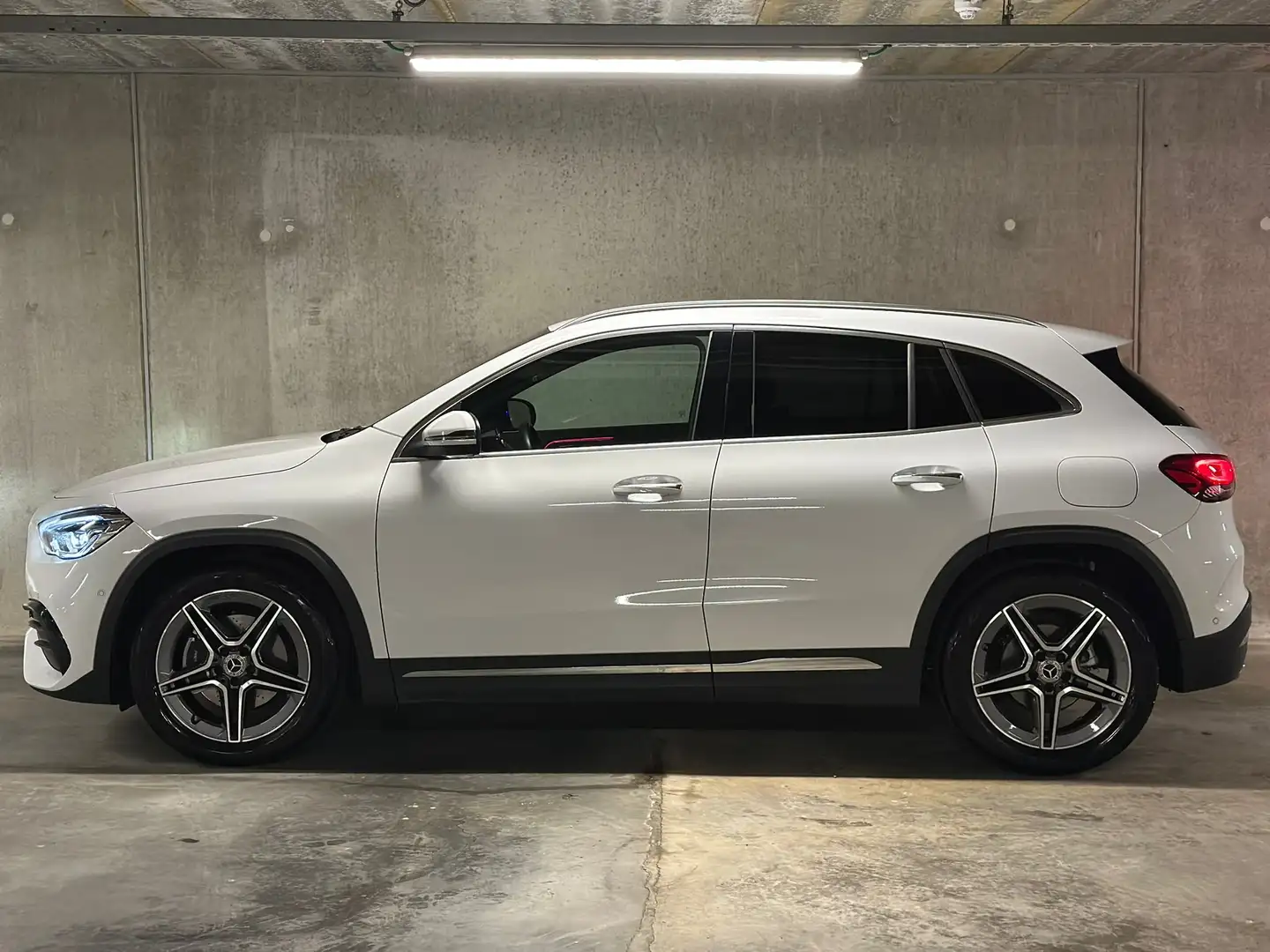 Mercedes-Benz GLA 180 AMG | SFEERLICHT | ZETELVERW. | KEYLESS | CAMERA ! Wit - 2
